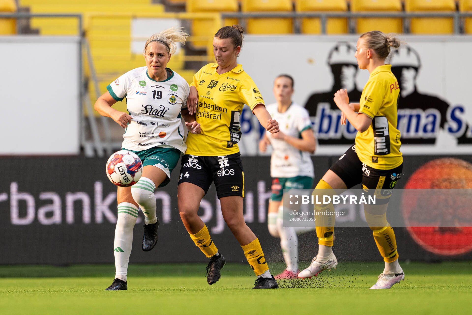 Rådas Caroline Berling och Elfsborgs Ida Backlund under fotbollsmatchen i DM mellan Elfsborg och Råda den 7 augusti 2024 i Borås. 