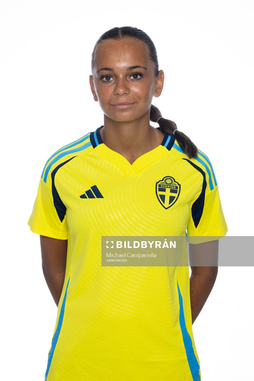 Wilma Svensson poserar för ett porträtt under en fotografering med det svenska F15-landslaget i fotboll den 7 augusti 2024 i Stockholm. 