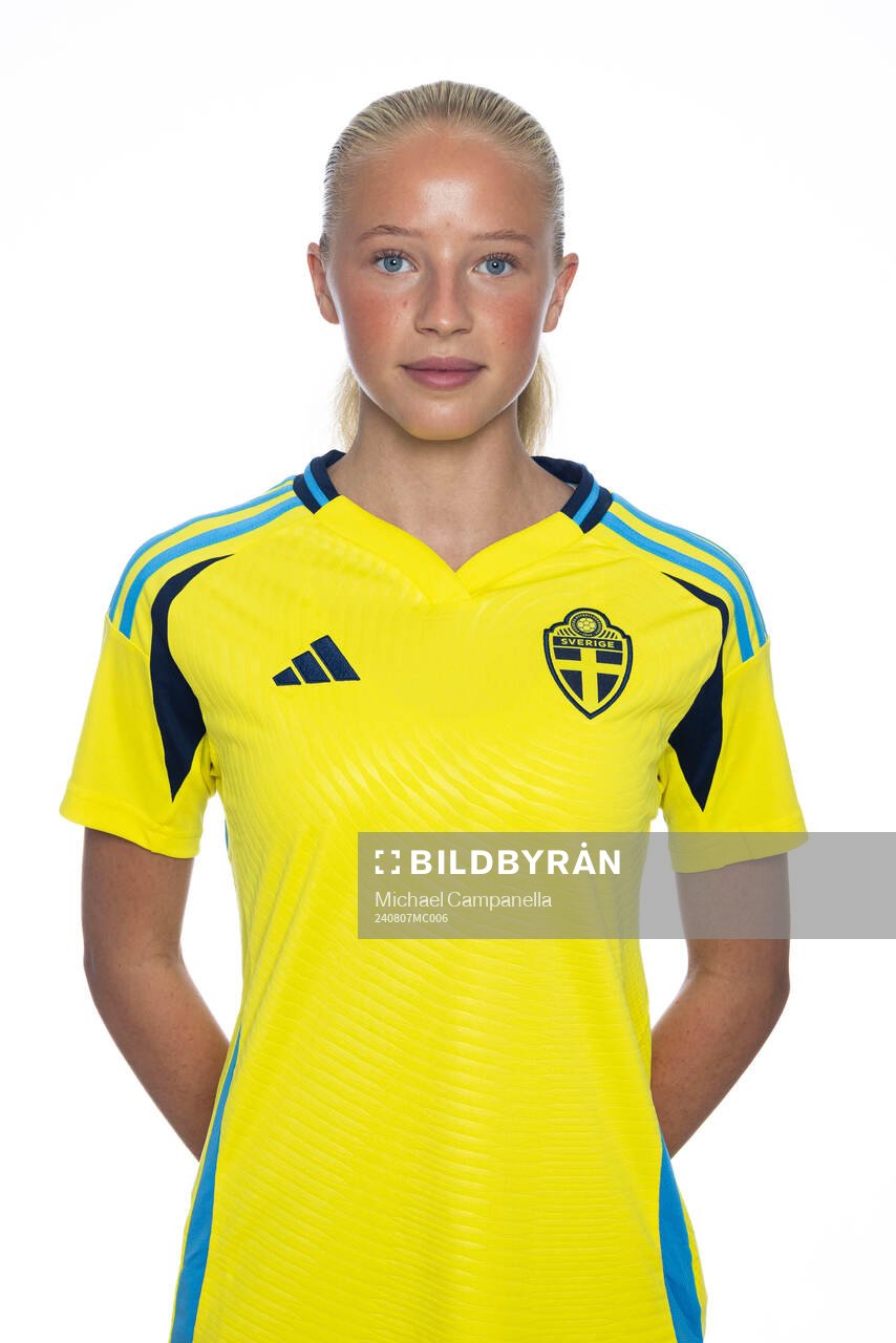 Stina Myren poserar för ett porträtt under en fotografering med det svenska F15-landslaget i fotboll den 7 augusti 2024 i Stockholm. 