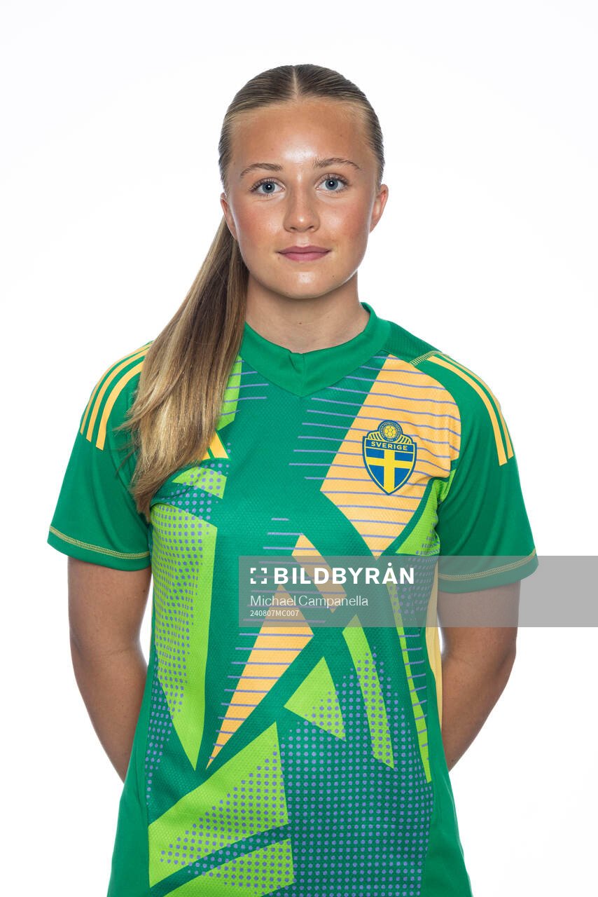 Alice Olsson poserar för ett porträtt under en fotografering med det svenska F15-landslaget i fotboll den 7 augusti 2024 i Stockholm. 