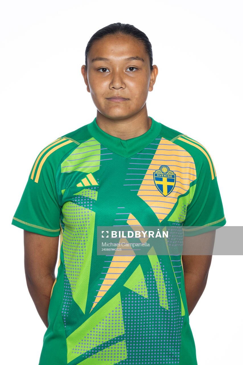Wilma Svensson poserar för ett porträtt under en fotografering med det svenska F15-landslaget i fotboll den 7 augusti 2024 i Stockholm. 