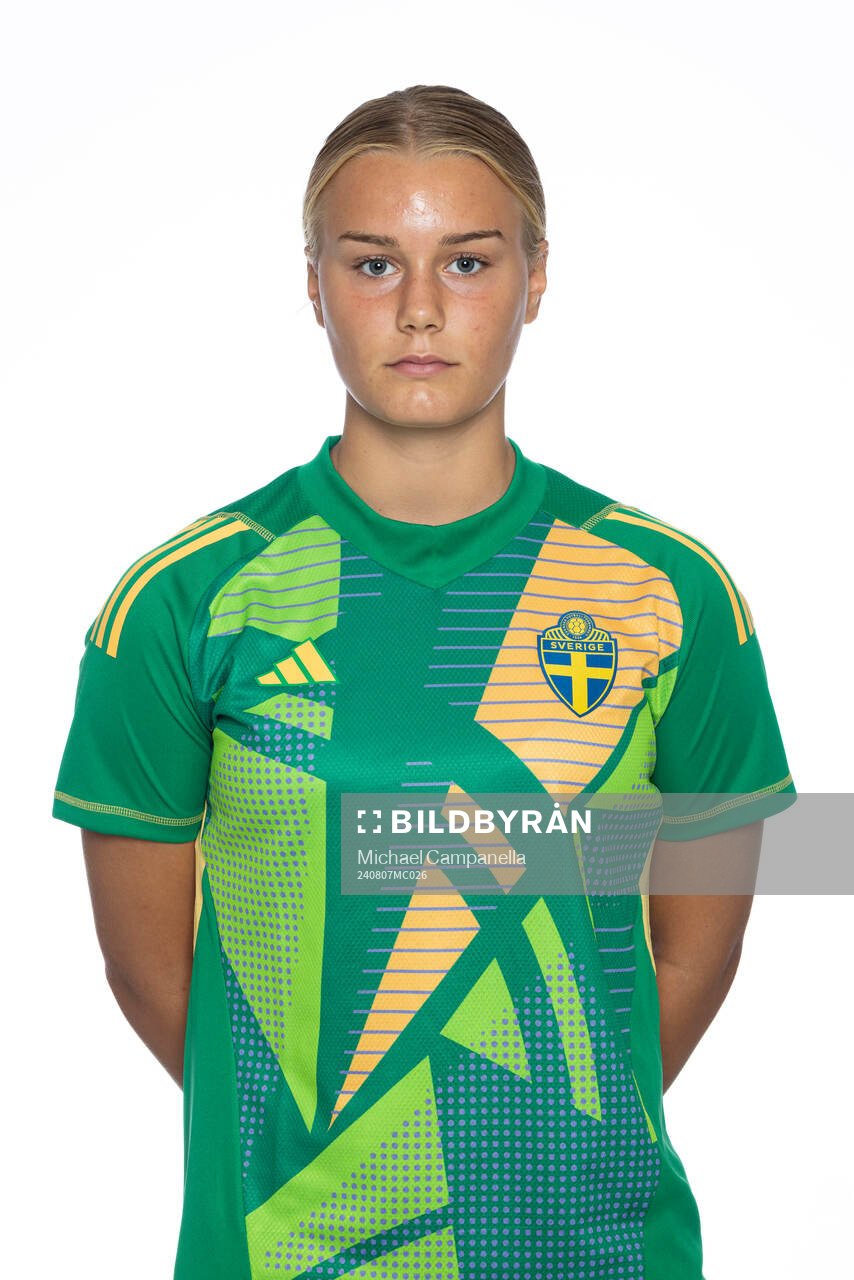 Hillevie Ströbeck poserar för ett porträtt under en fotografering med det svenska F15-landslaget i fotboll den 7 augusti 2024 i Stockholm. 