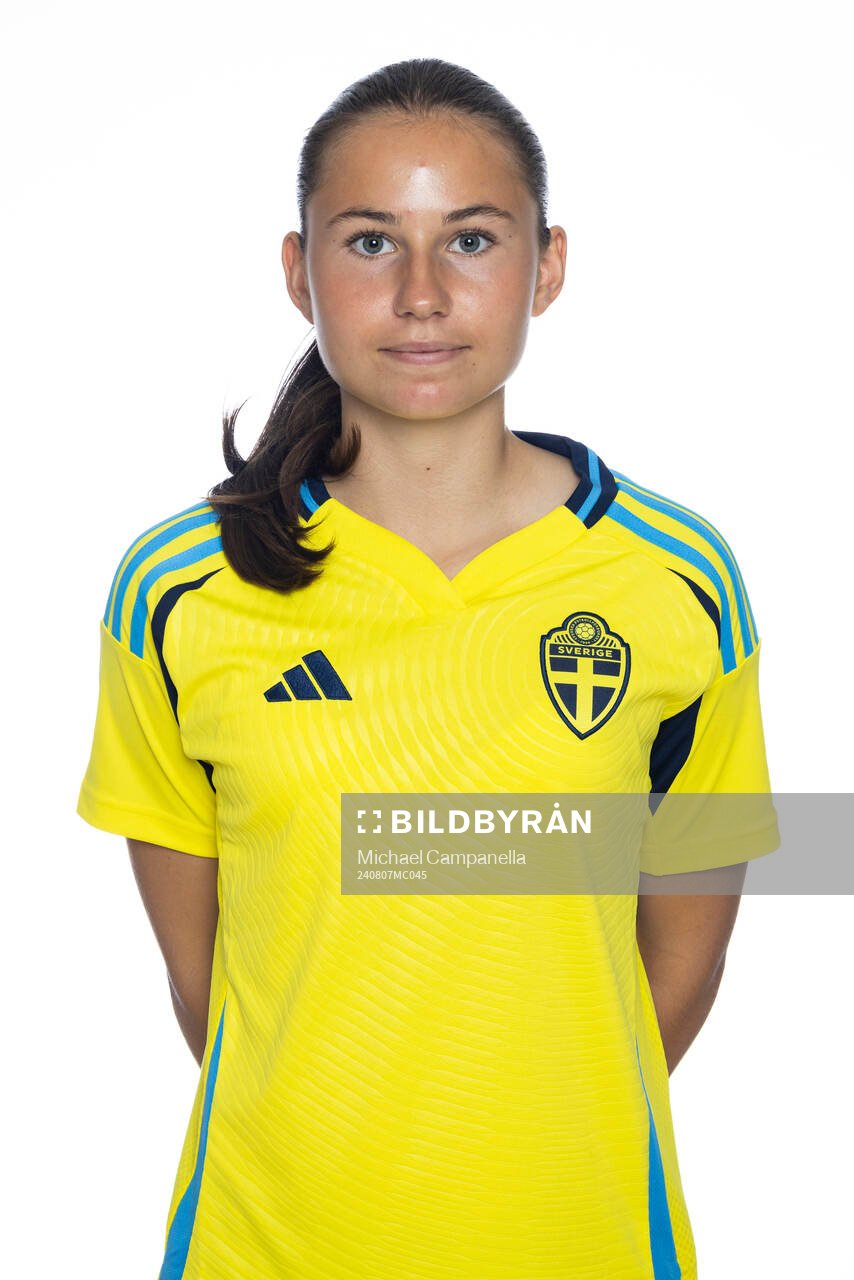 Ebba Hertzell poserar för ett porträtt under en fotografering med det svenska F15-landslaget i fotboll den 7 augusti 2024 i Stockholm. 