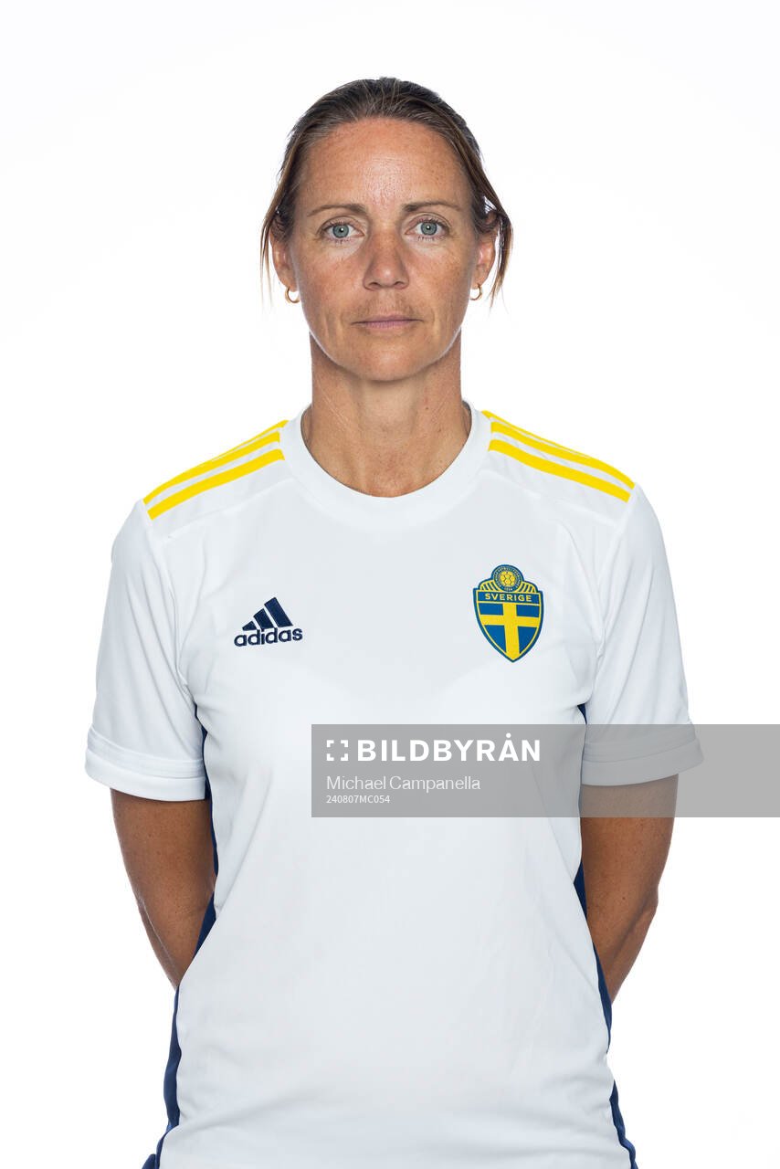 Lovisa Delby poserar för ett porträtt under en fotografering med det svenska F15-landslaget i fotboll den 7 augusti 2024 i Stockholm. 