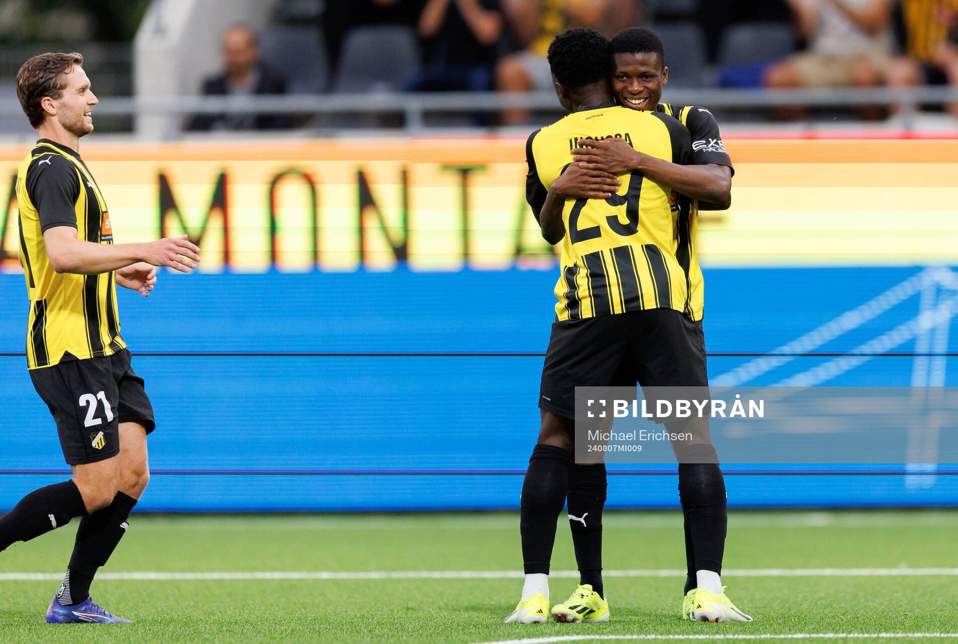 Akoua Romeo Amane and Zeidane Inoussa of Häcken celebrate