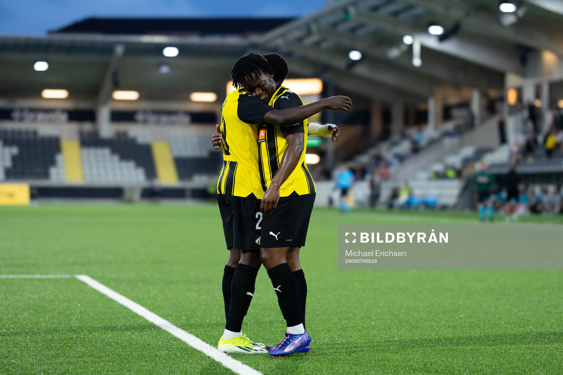 Jeremy Agbonifo of Häcken celebrates with team mate
