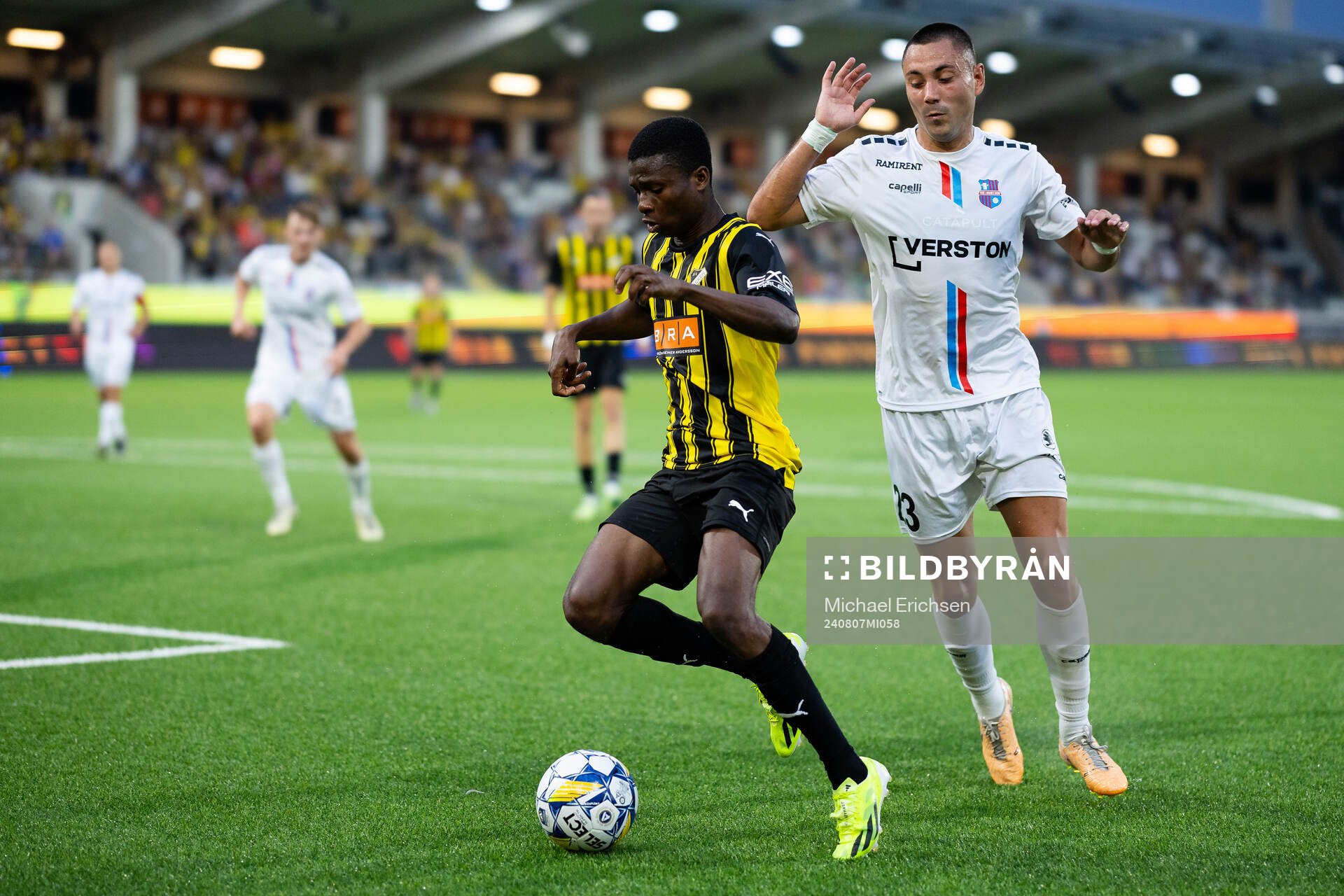 Akoua Romeo Amane of Häcken and Milan Delevic of Paide