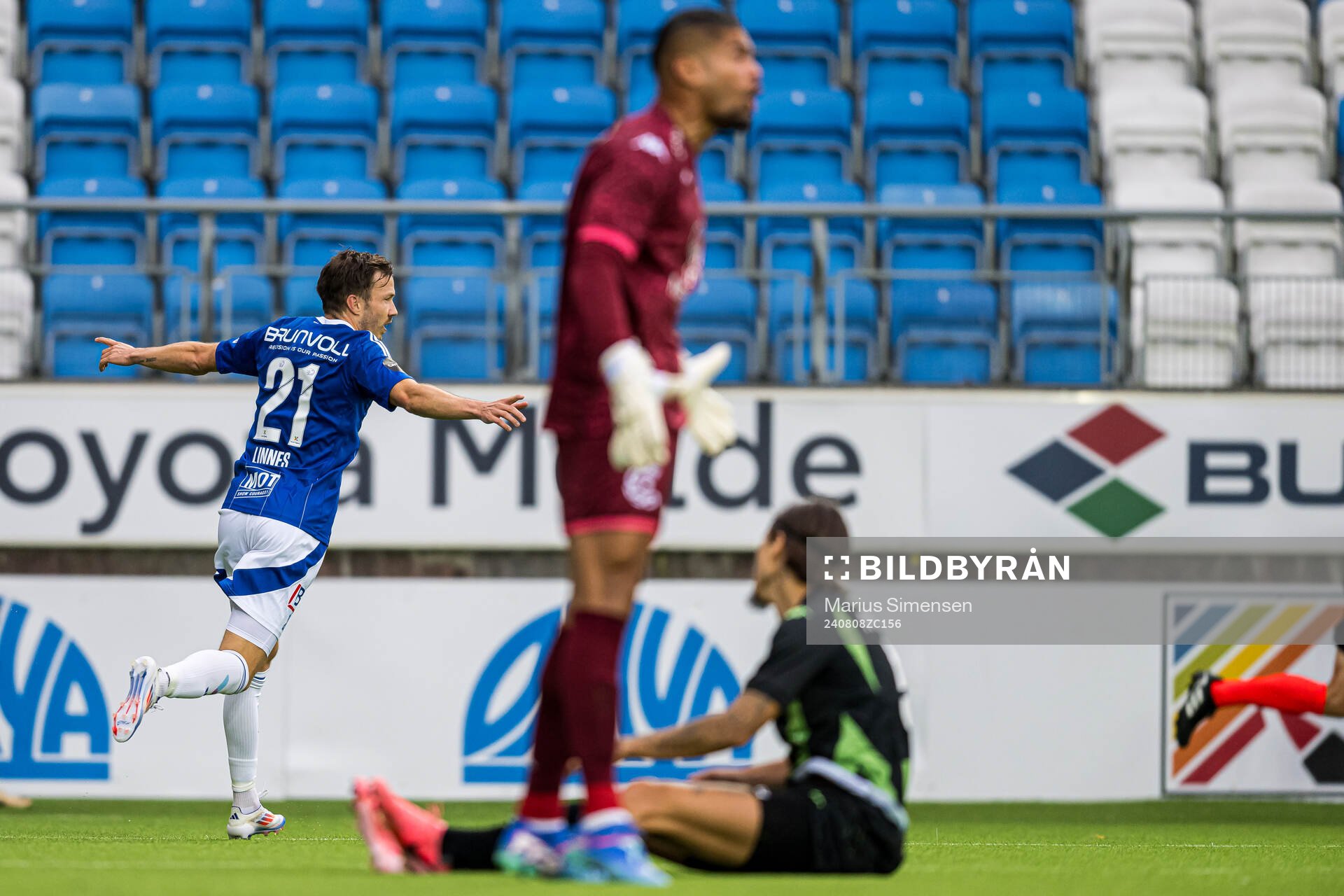Martin Linnes of Molde celebrates after scoring the 3-0 goal during the UEFA Europa League qualification match between Molde and Cercle Brugge on August 8, 2024 in Molde.