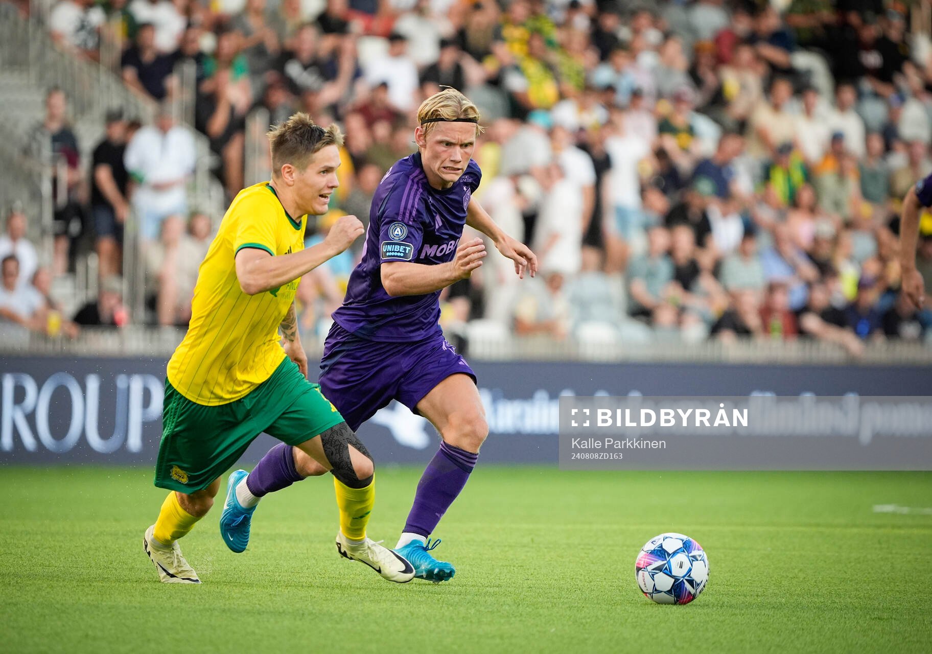 Aapo Mäenpää of Ilves and Tobias Gulliksen of Djurgården