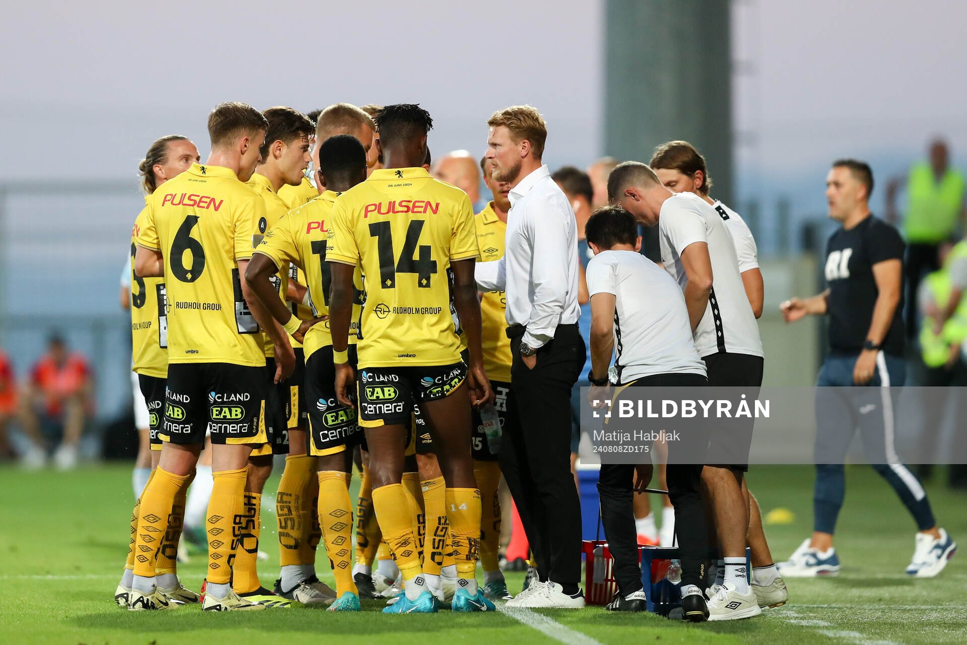 Players of Elfsborg with manager Oscar Hiljemark