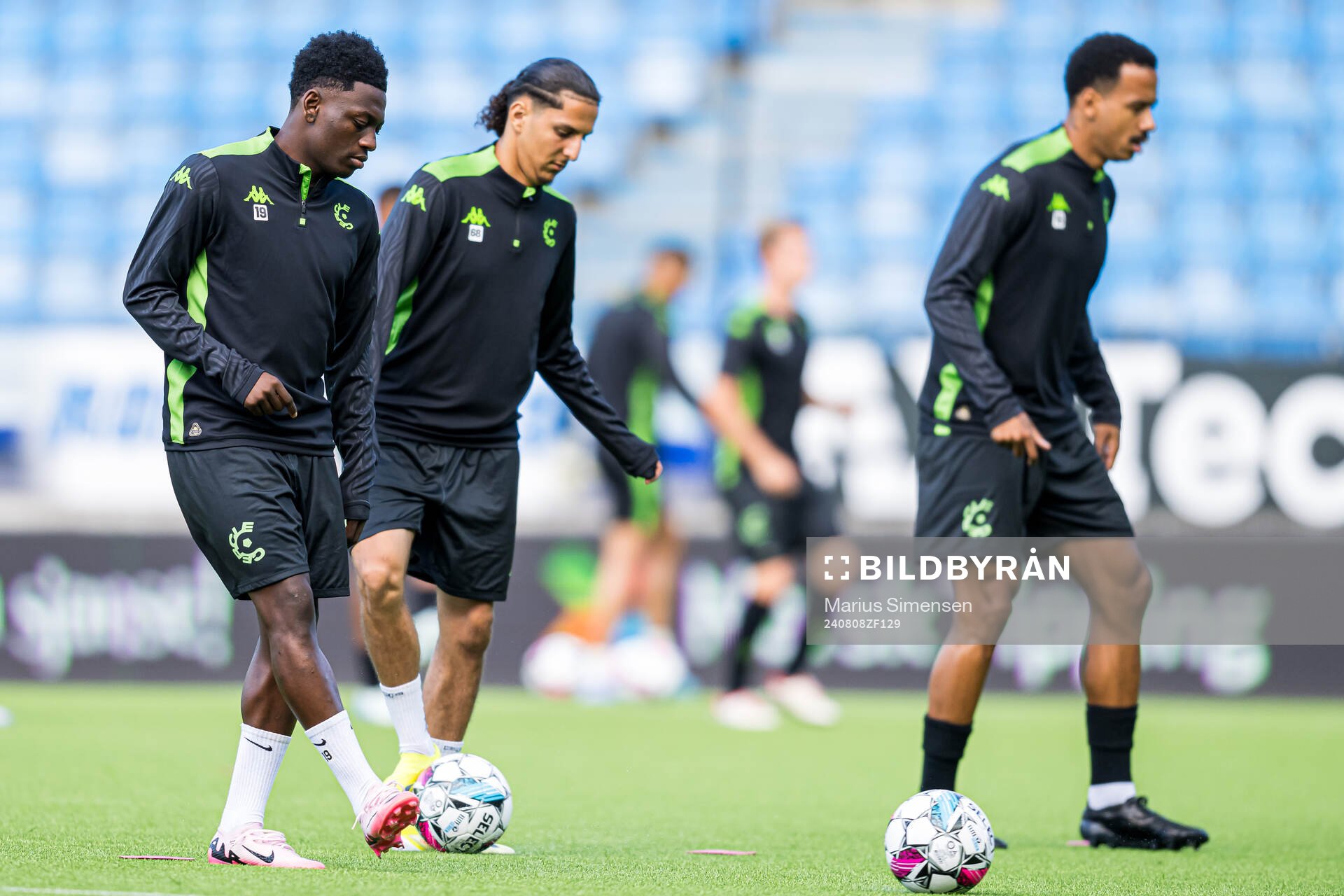 Kazeem Olaigbe of Cercle Brugge warms up