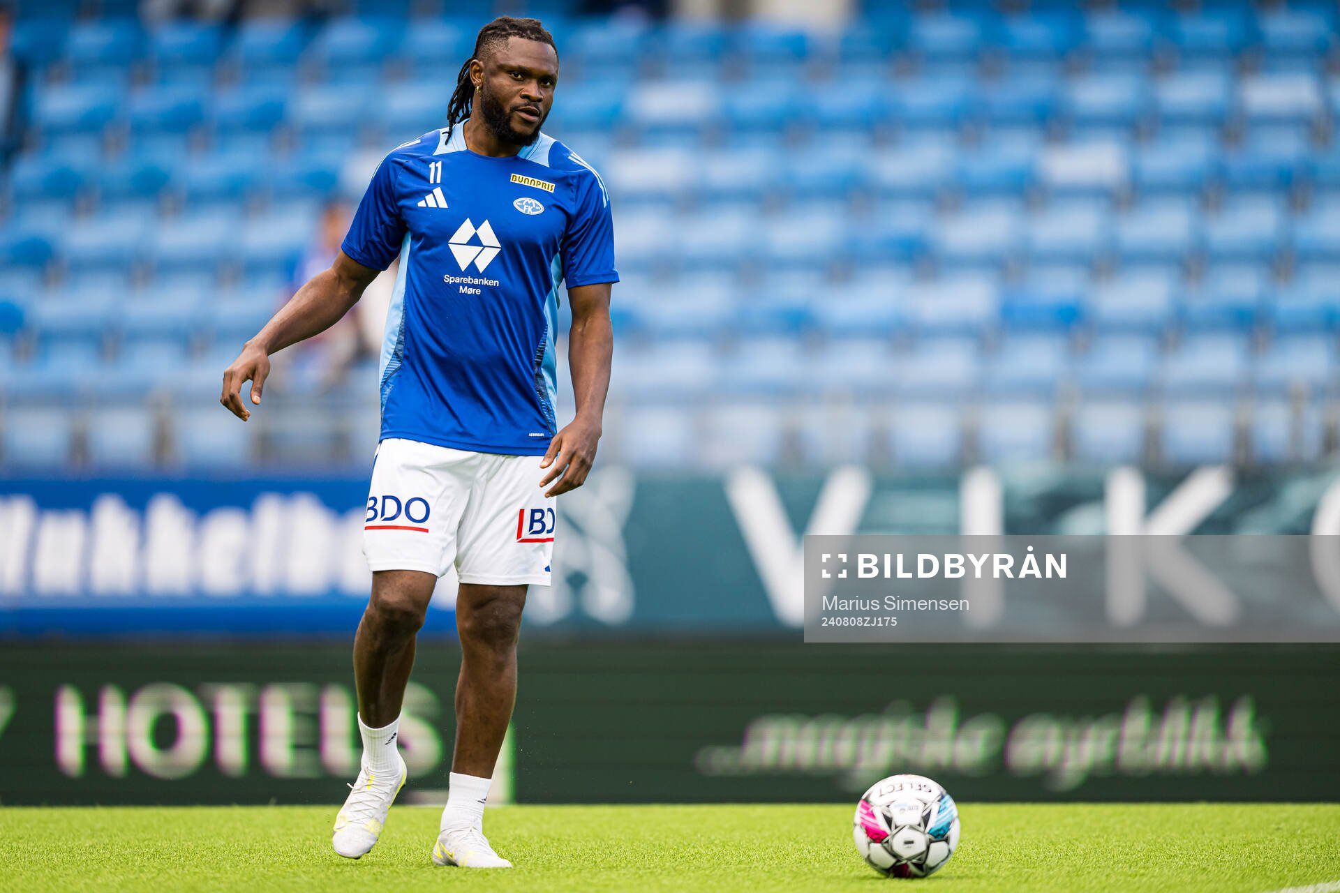 Aaron Samuel Olanare of Molde warms up