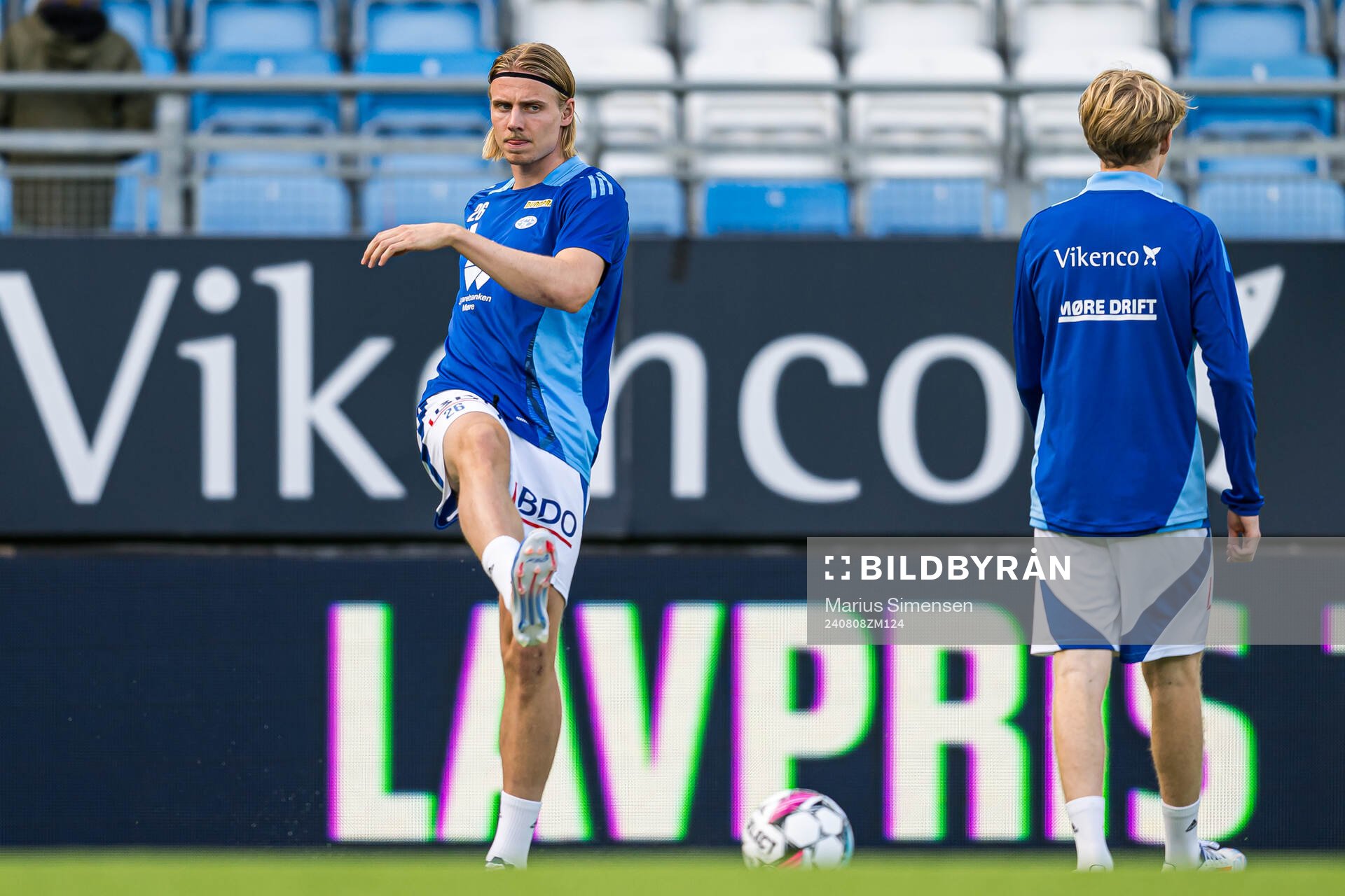 Isak Helstad Amundsen of Molde warms up