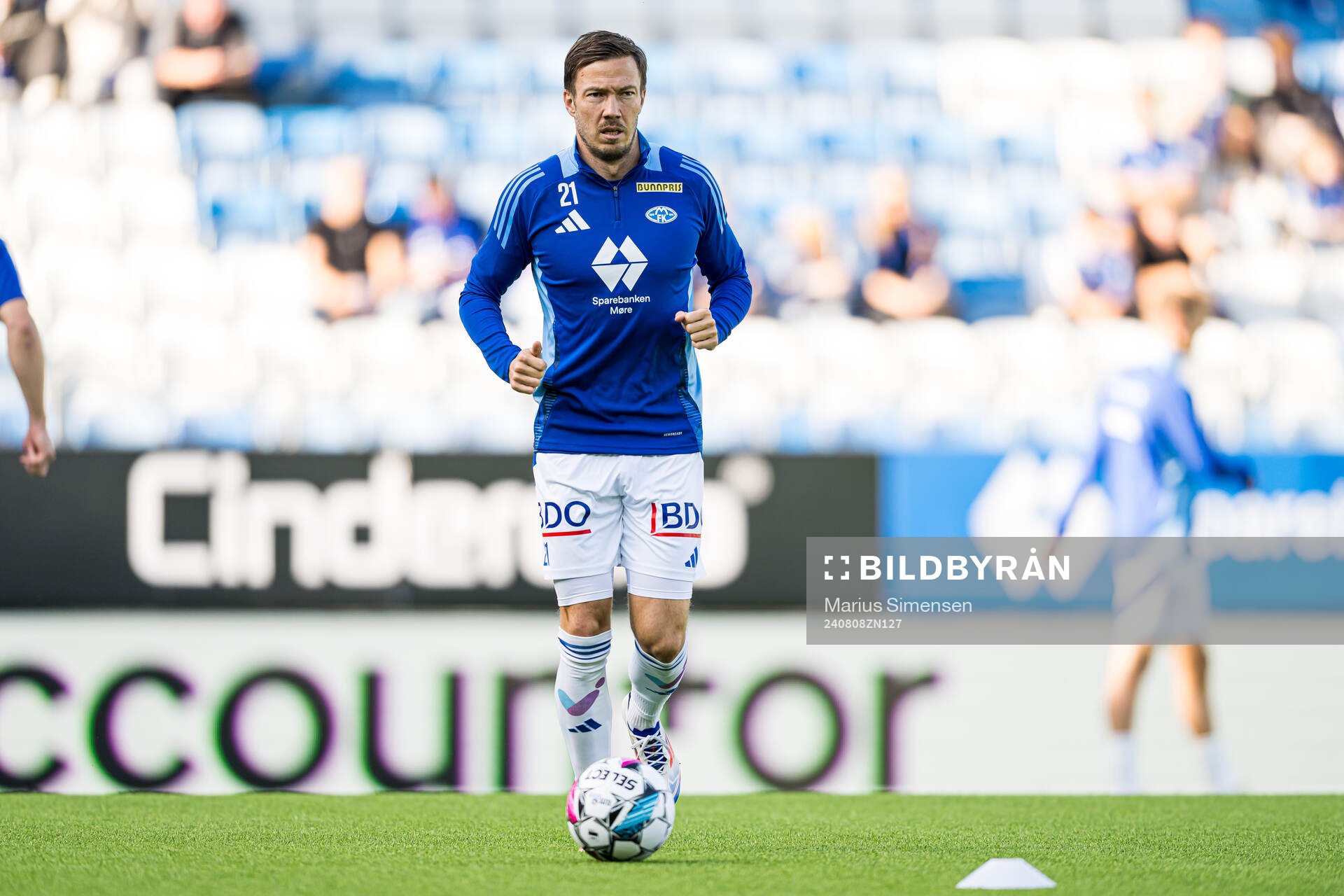 Martin Linnes of Molde warms up