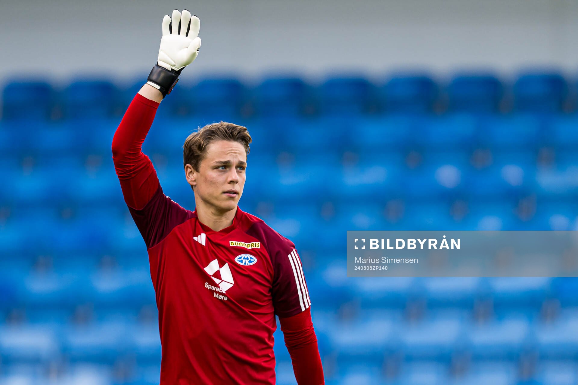 Oliver Petersen of Molde warms up