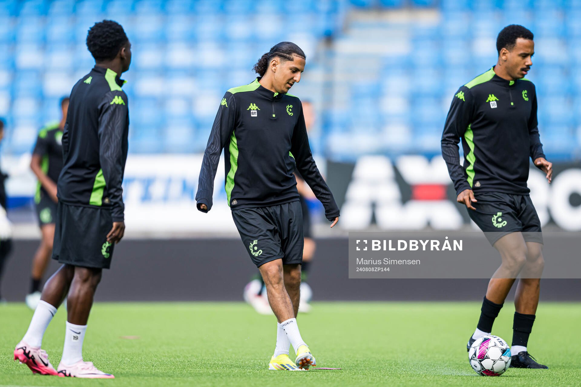 Rayan El Bahri of Cercle Brugge warms up