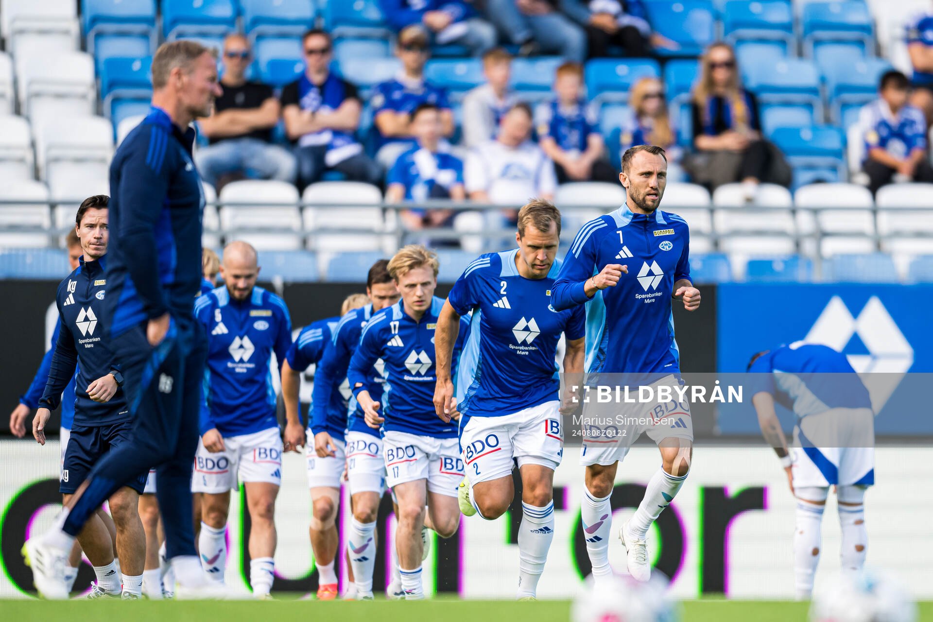 Magnus Wolff Eikrem of Molde warms up