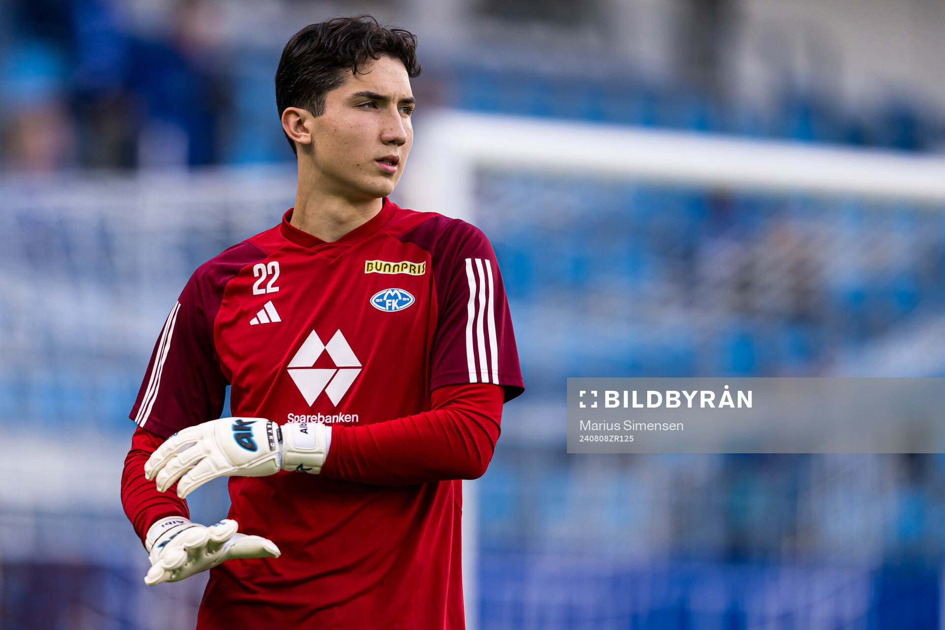 Albert Posiadala of Molde warms up ahead of the UEFA Europa League qualification match between Molde and Cercle Brugge on August 8, 2024 in Molde.