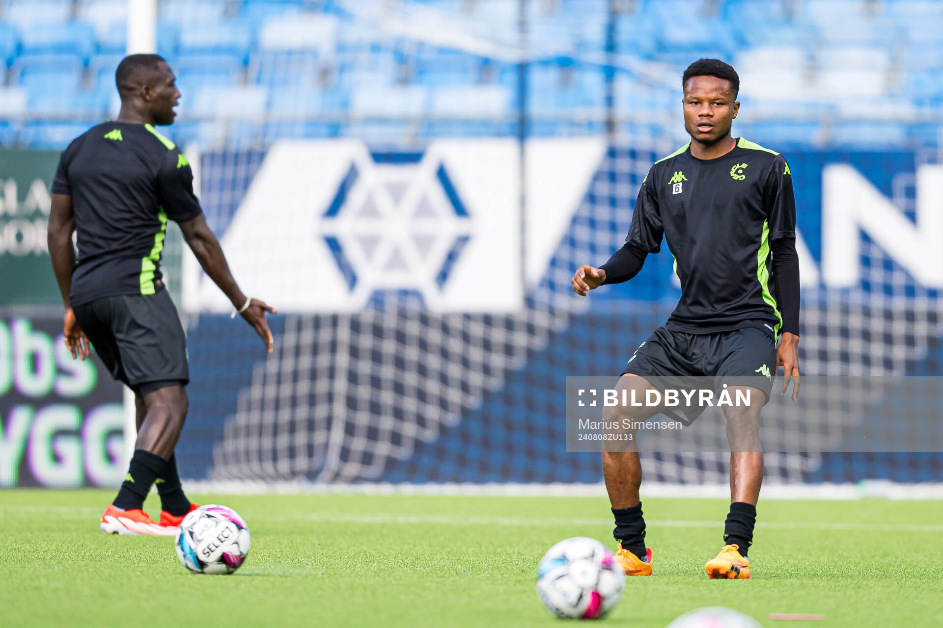 Lawrence Agyekum of Cercle Brugge warms up