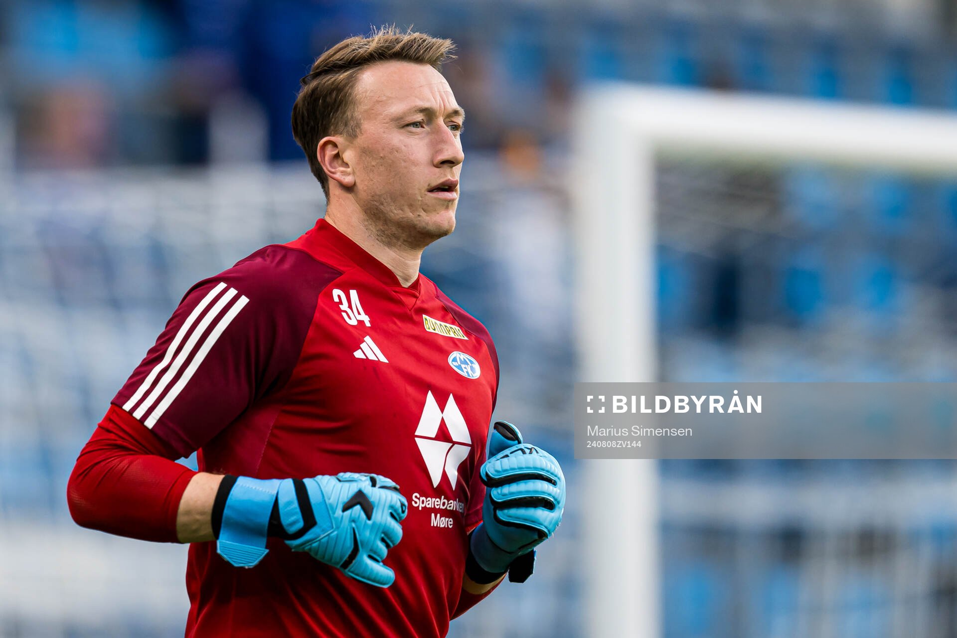 Sean Mcdermott of Molde warms up