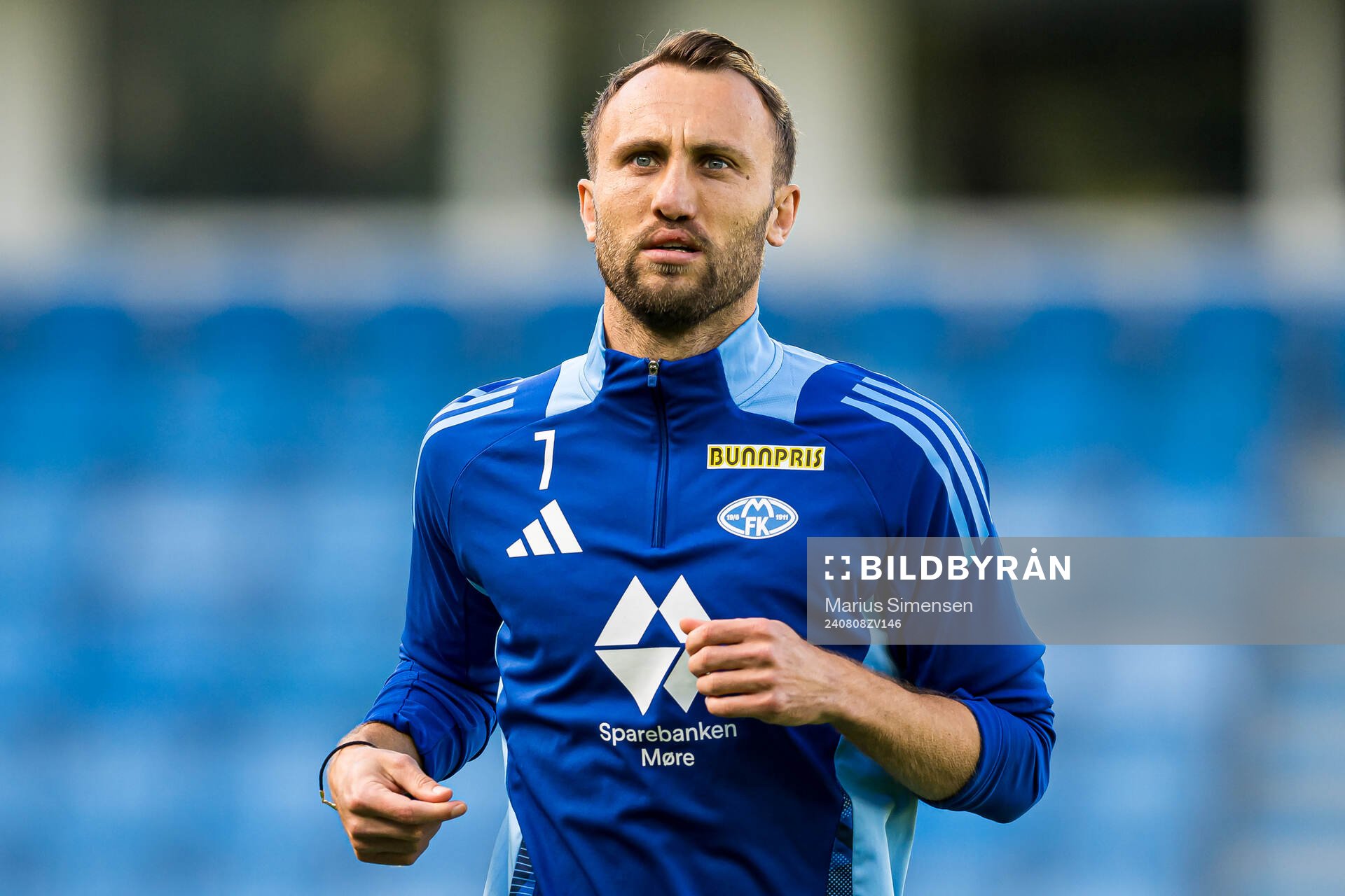 Magnus Wolff Eikrem of Molde warms up