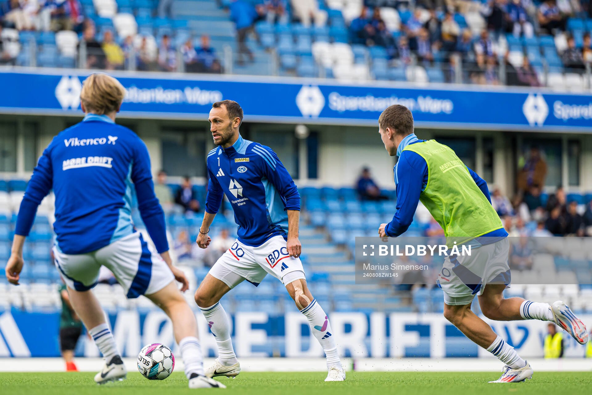 Magnus Wolff Eikrem of Molde warms up