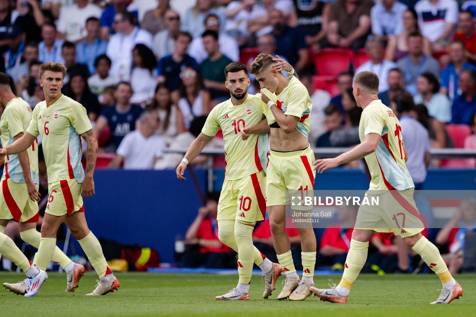 Players of Spain celebrate the 1-1 goal by Fermin Lopez in