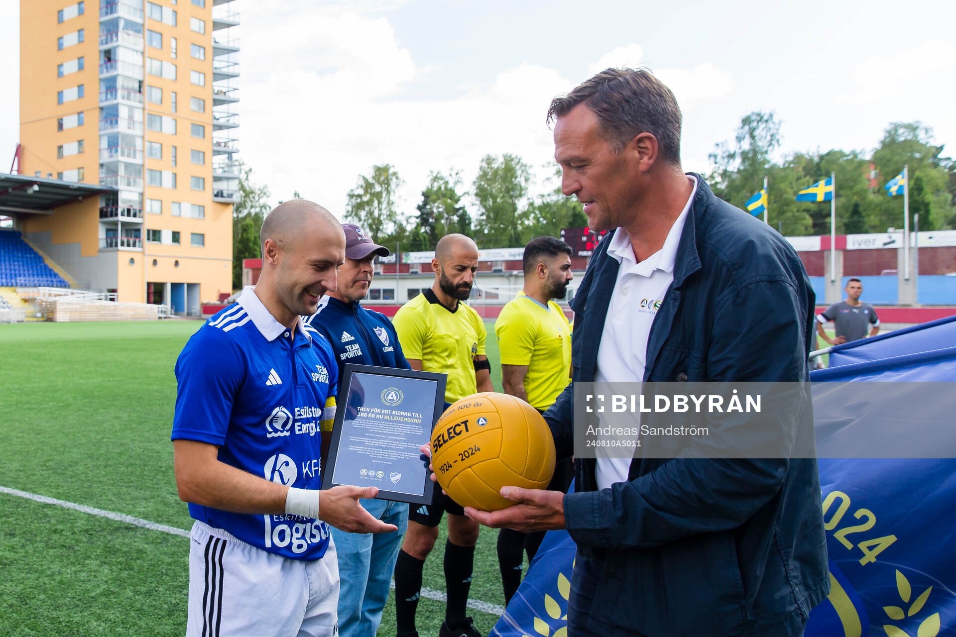 Svante Samuelsson, SEF delar ut boll och diplom för