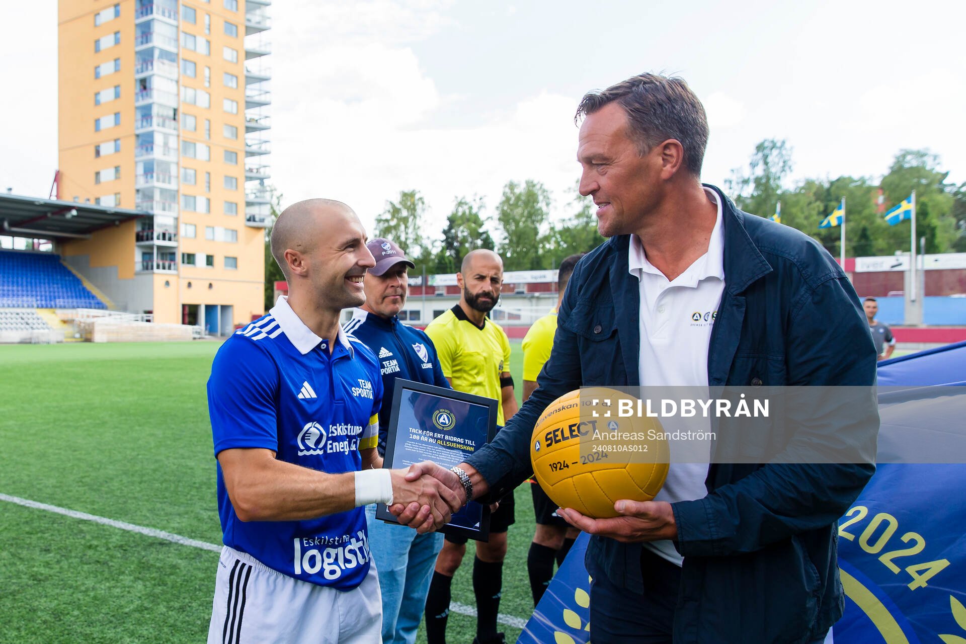 Svante Samuelsson, SEF delar ut boll och diplom för