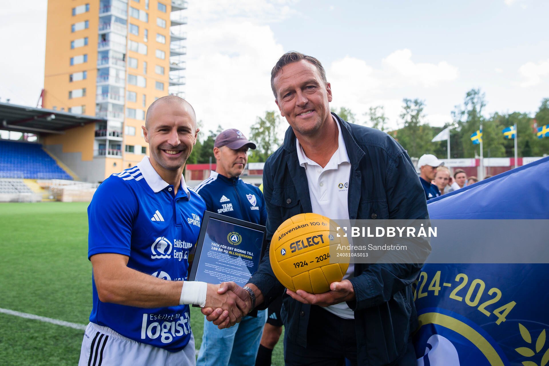 Svante Samuelsson, SEF delar ut boll och diplom för