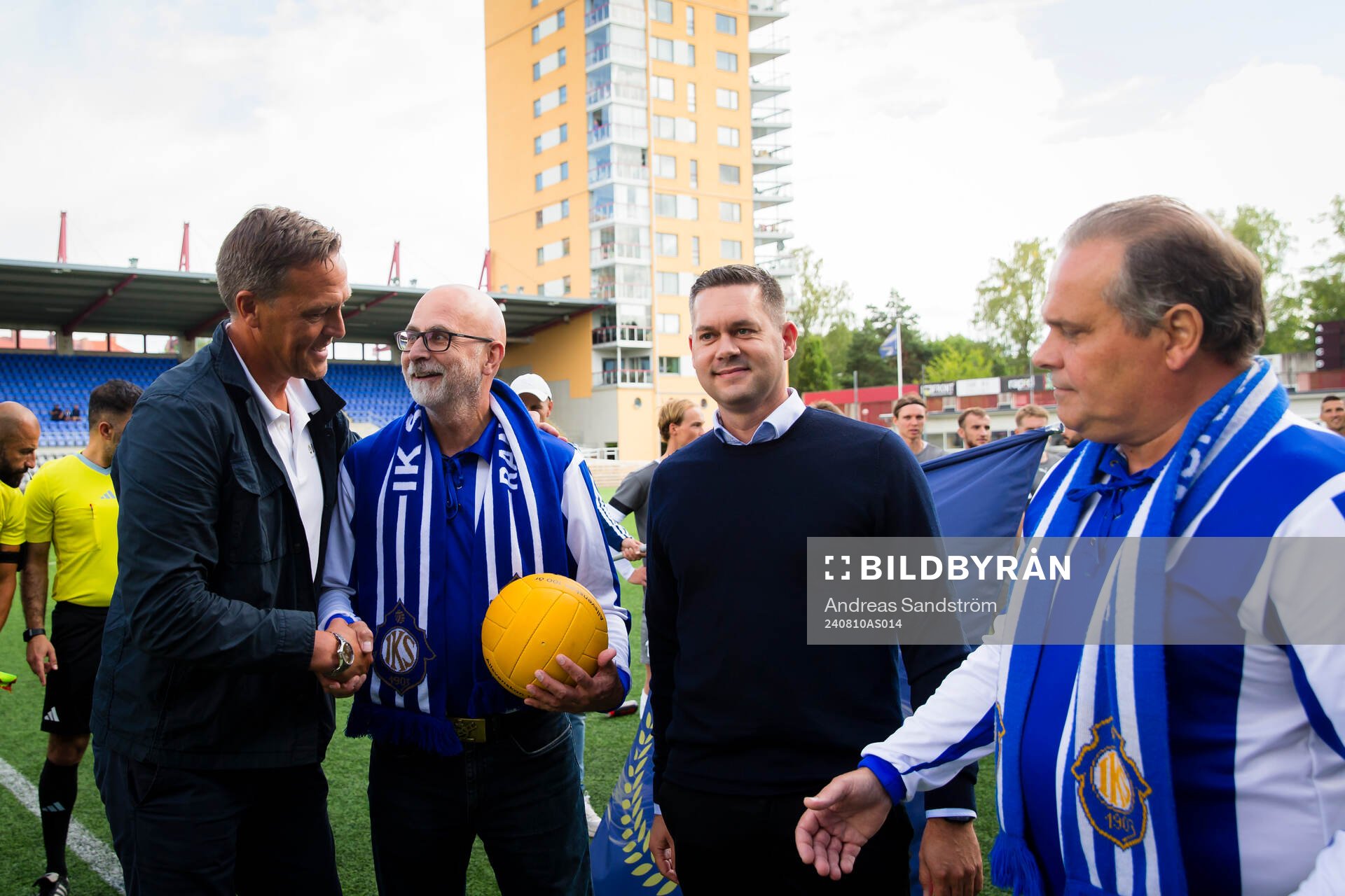 a höger) står bredvid Bertil Ekström (h) och Bengt