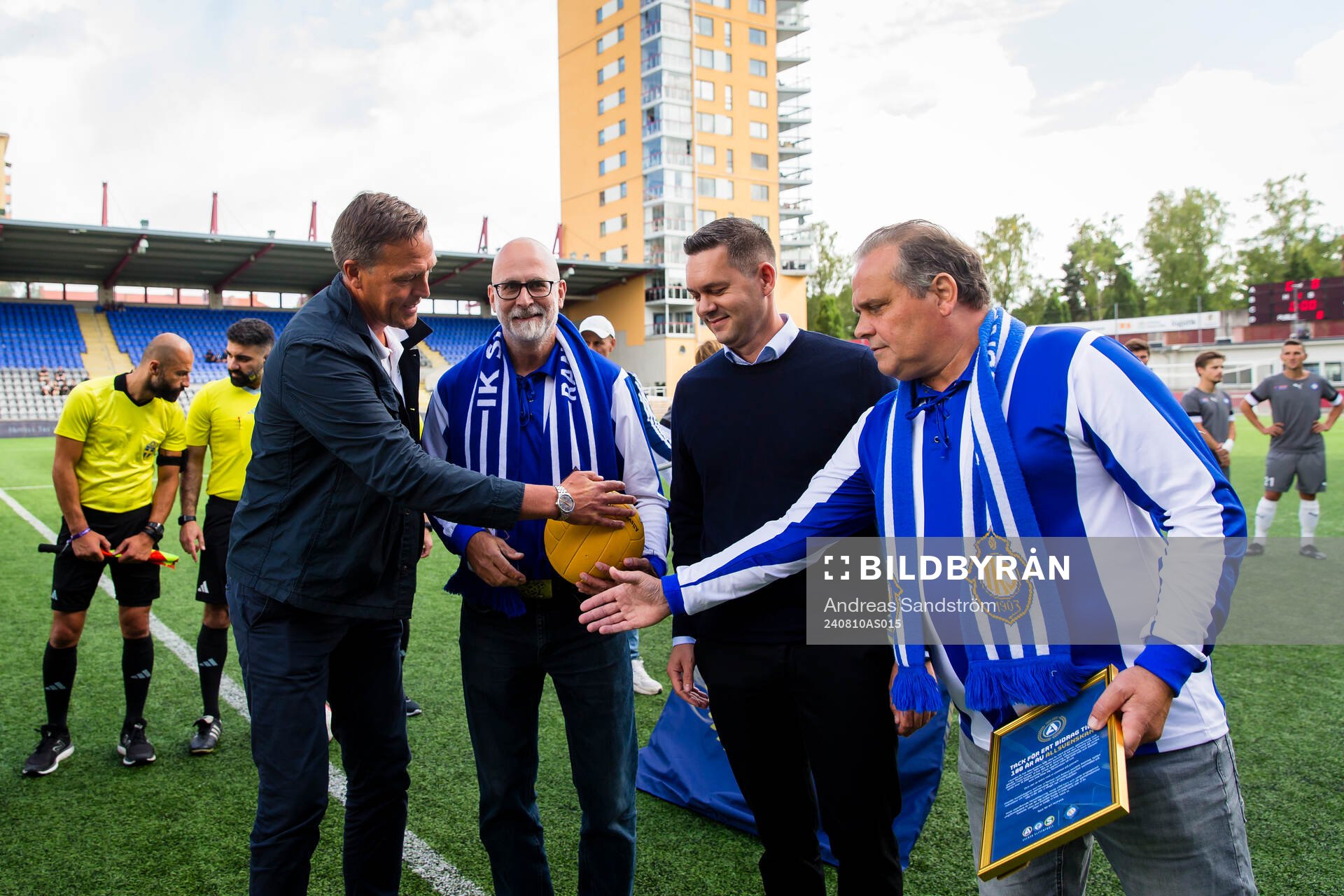a höger) står bredvid Bertil Ekström (h) och Bengt