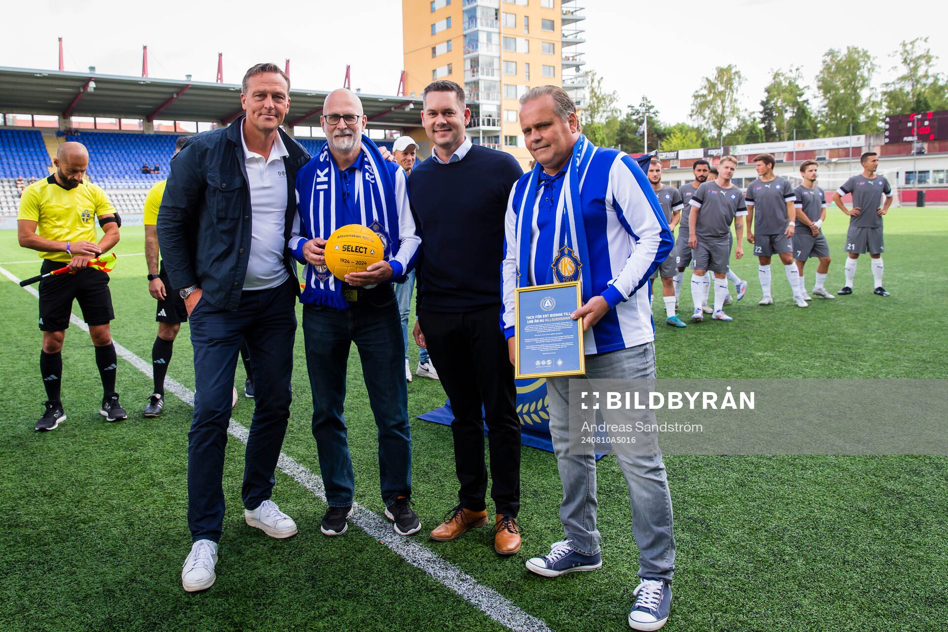 a höger) står bredvid Bertil Ekström (h) och Bengt