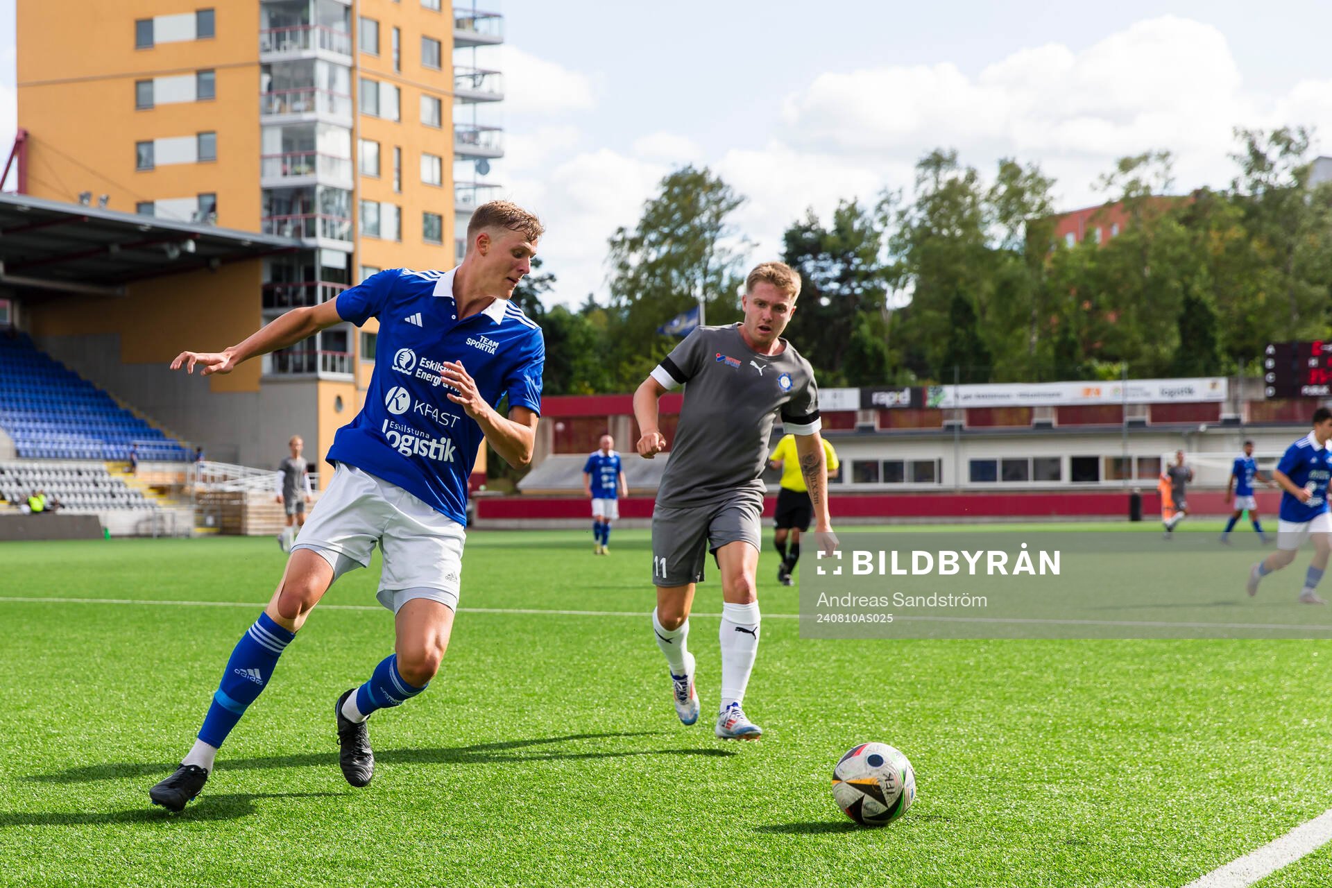 IFK Eskilstunas Carl Wärme jagas av Sleipners Jonatan Gren