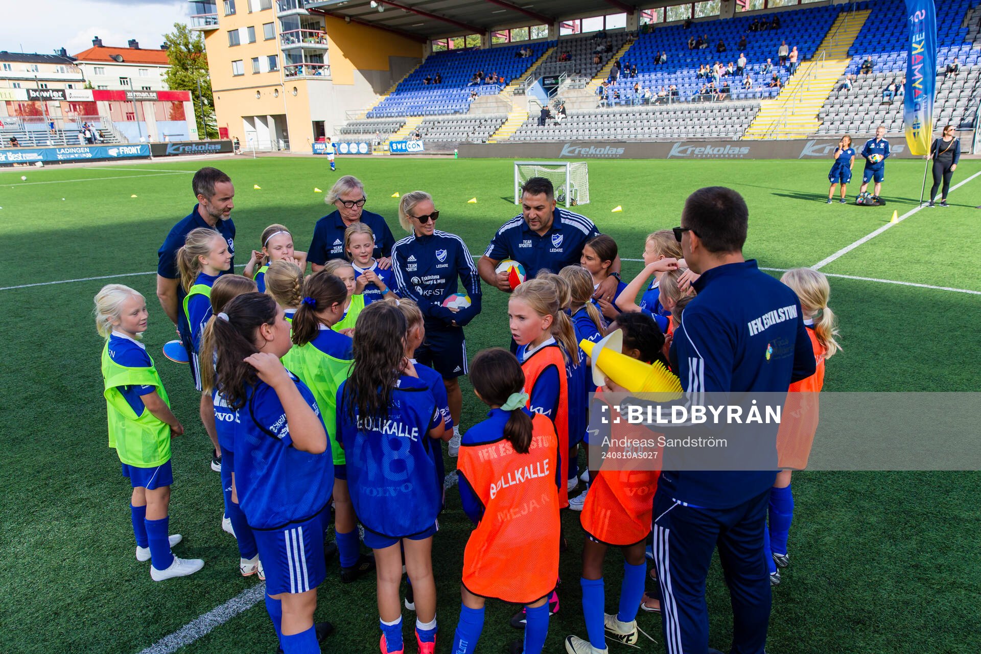 Flickor spelar match i halvtidspausen under fotbollsmatchen i Division 2 Södra Svealand mellan IFK Eskilstuna och Sleipner den 10 augusti 2024 i Eskilstuna .