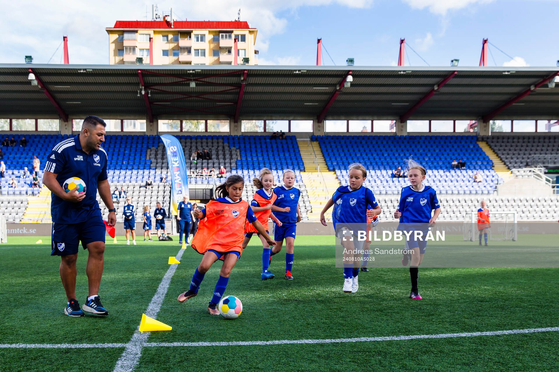 Flickor spelar match i halvtidspausen