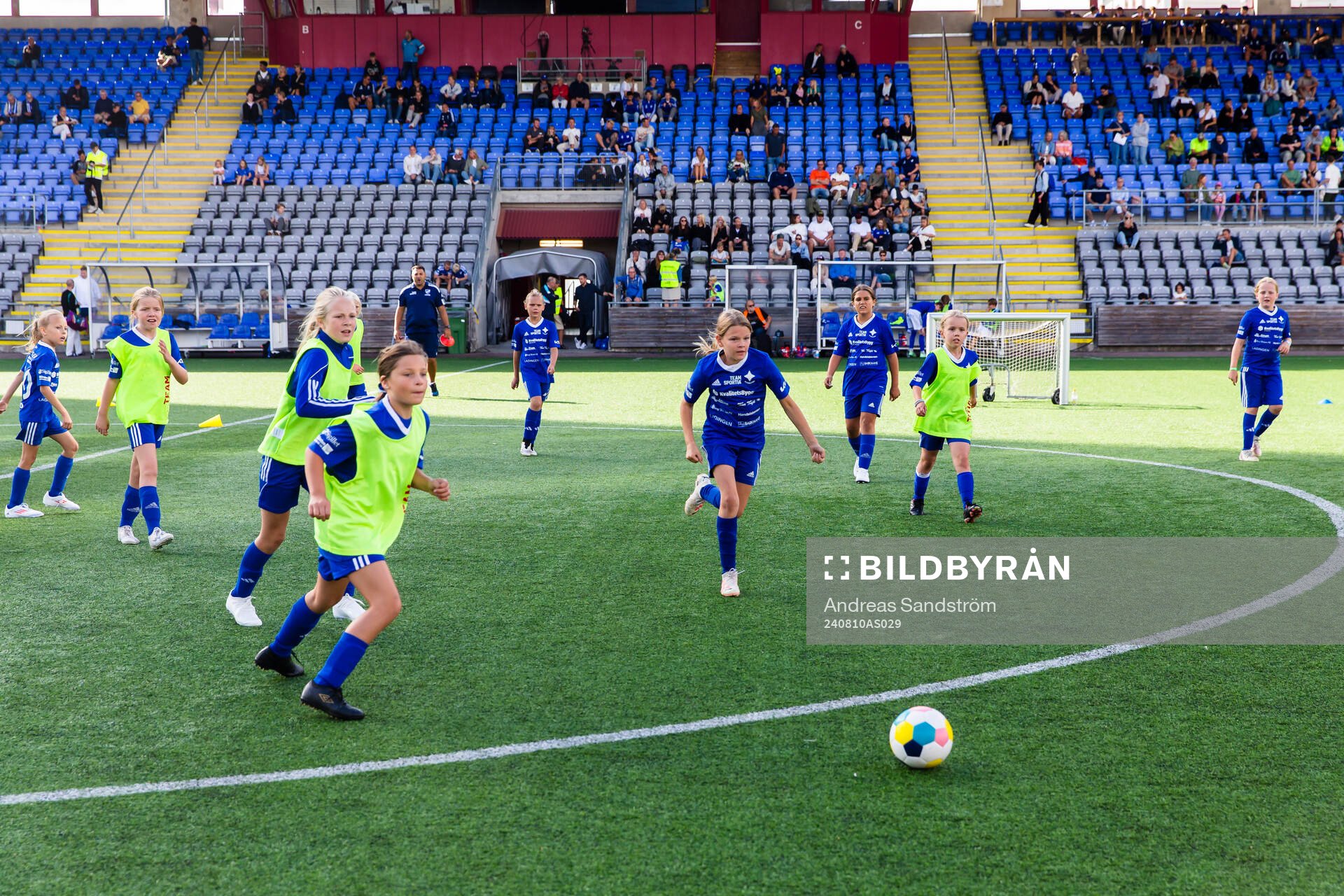 Flickor spelar match i halvtidspausen