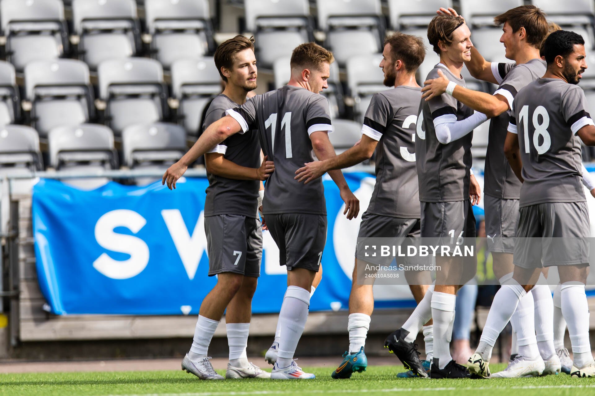 Sleipners Casper Frisk (v) gör 1-0 och jublar med lagkamrater under fotbollsmatchen i Division 2 Södra Svealand mellan IFK Eskilstuna och Sleipner den 10 augusti 2024 i Eskilstuna .