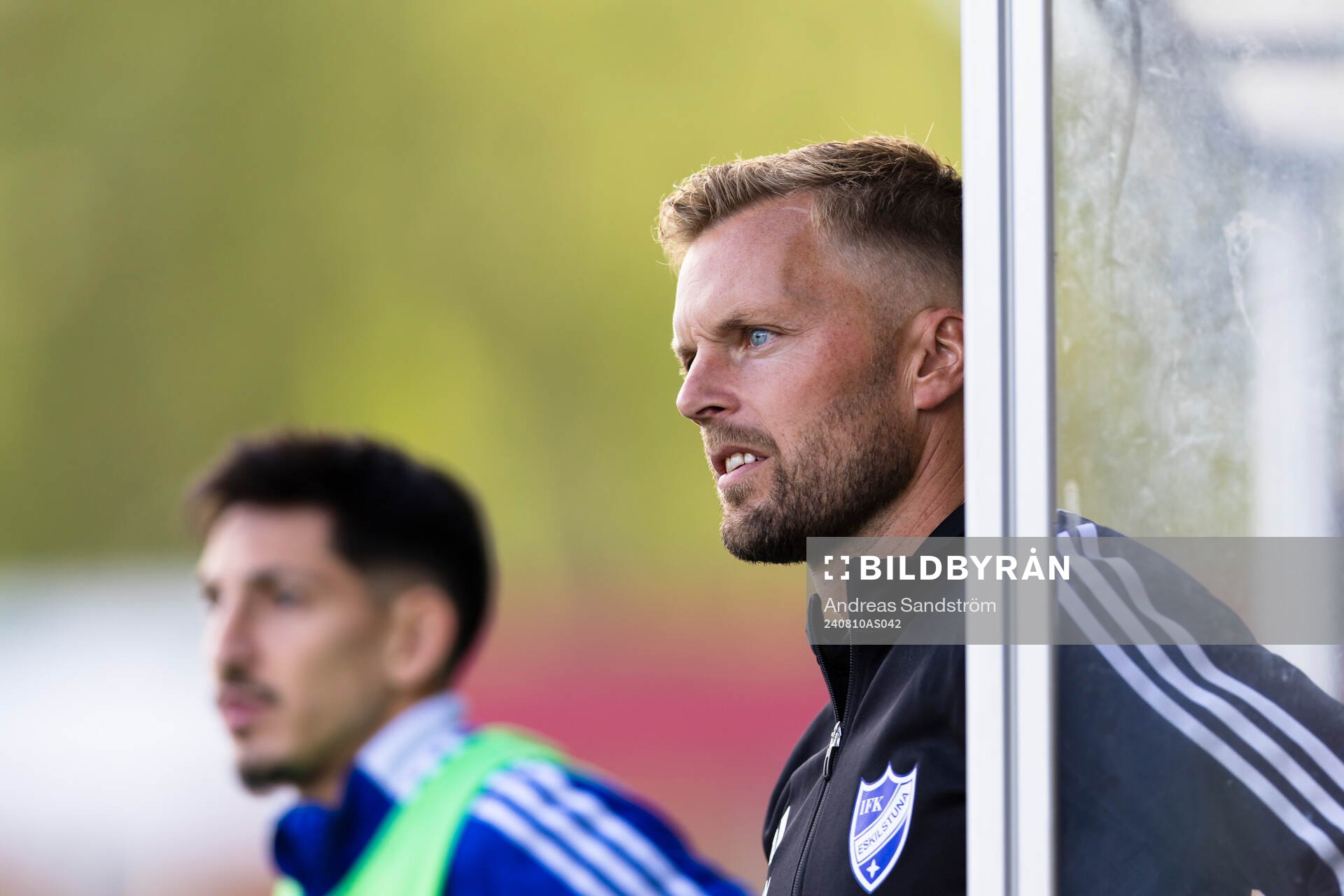 IFK Eskilstunas Sebastian Larsson, ansvarig för Individuell Utveckling under fotbollsmatchen i Division 2 Södra Svealand mellan IFK Eskilstuna och Sleipner den 10 augusti 2024 i Eskilstuna . 