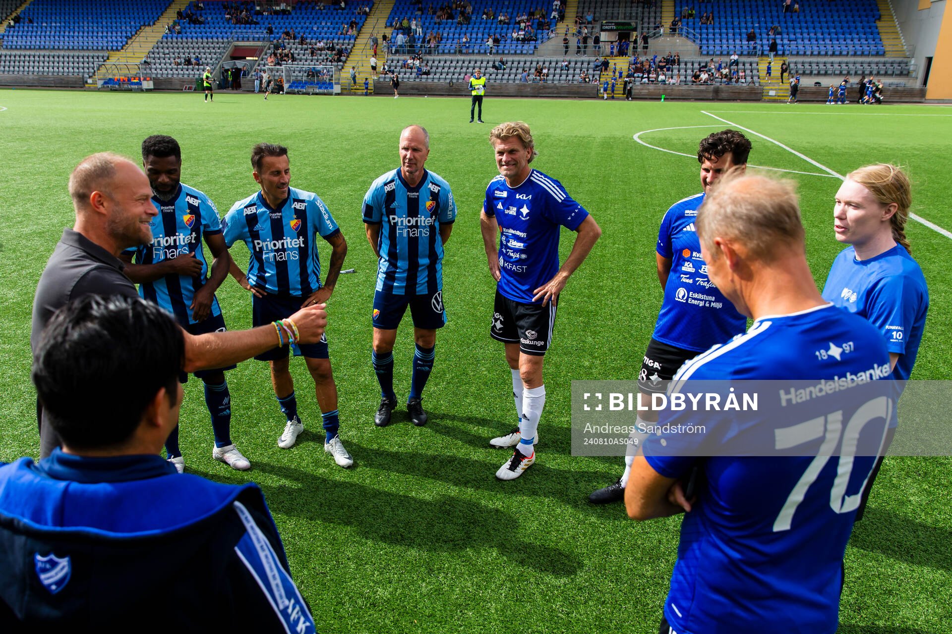 Straffskyttarna från veteranmatchen möter Eskilstuna Uniteds målvakt Hedvig Lindahl inför fotbollsmatchen i Division 2 Södra Svealand mellan IFK Eskilstuna och Sleipner den 10 augusti 2024 i Eskilstuna . 