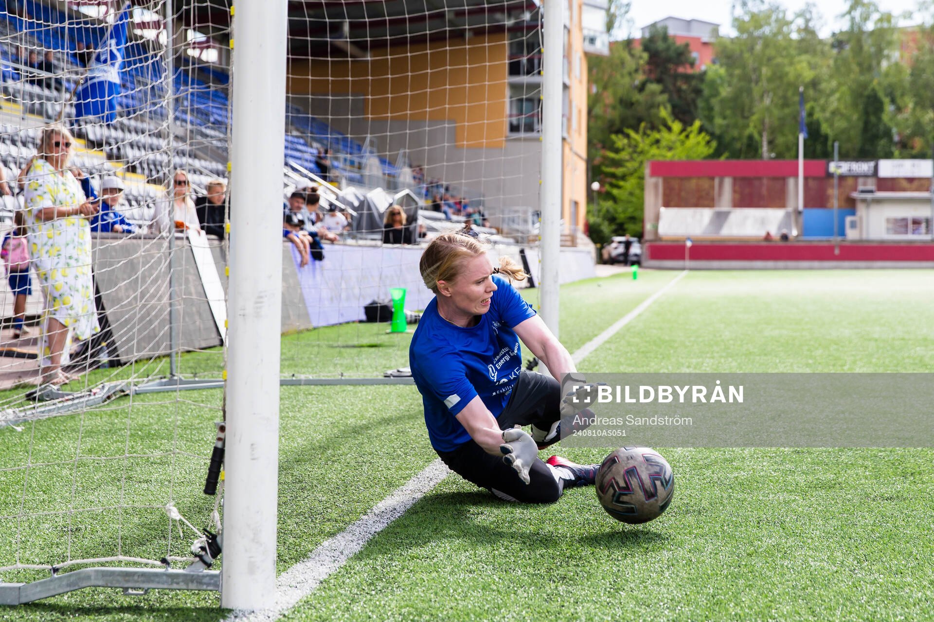 Eskilstuna Uniteds Hedvig Lindahl räddar en straff inför fotbollsmatchen i Division 2 Södra Svealand mellan IFK Eskilstuna och Sleipner den 10 augusti 2024 i Eskilstuna .