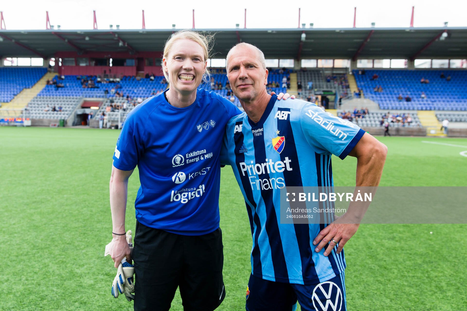 Eskilstuna Uniteds Hedvig Lindahl och straffskyttsvinnaren Niclas Rasck inför fotbollsmatchen i Division 2 Södra Svealand mellan IFK Eskilstuna och Sleipner den 10 augusti 2024 i Eskilstuna .