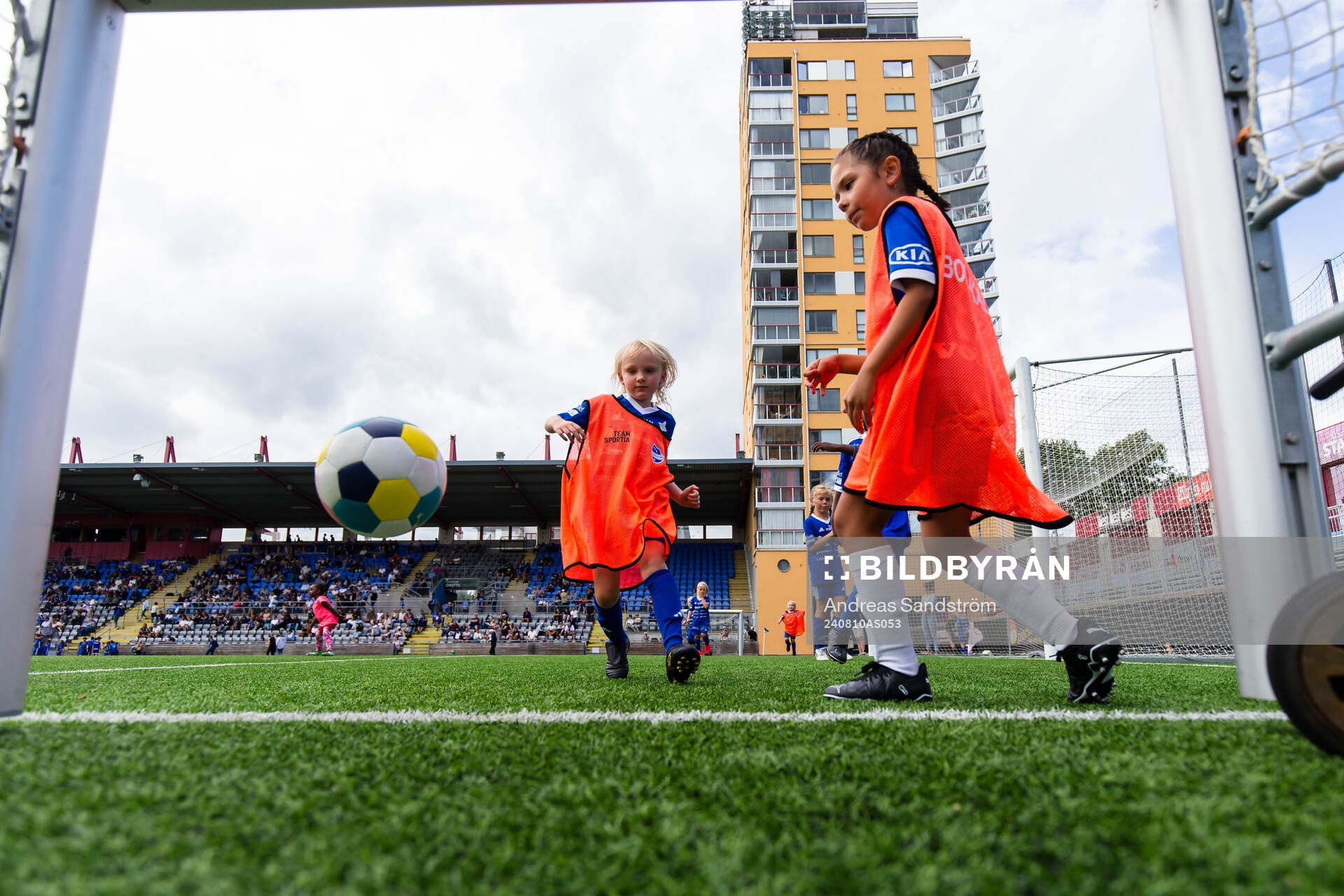 Knattespelare spelare match i halvtidspausen på Veteranmatchen inför fotbollsmatchen i Division 2 Södra Svealand mellan IFK Eskilstuna och Sleipner den 10 augusti 2024 i Eskilstuna .
