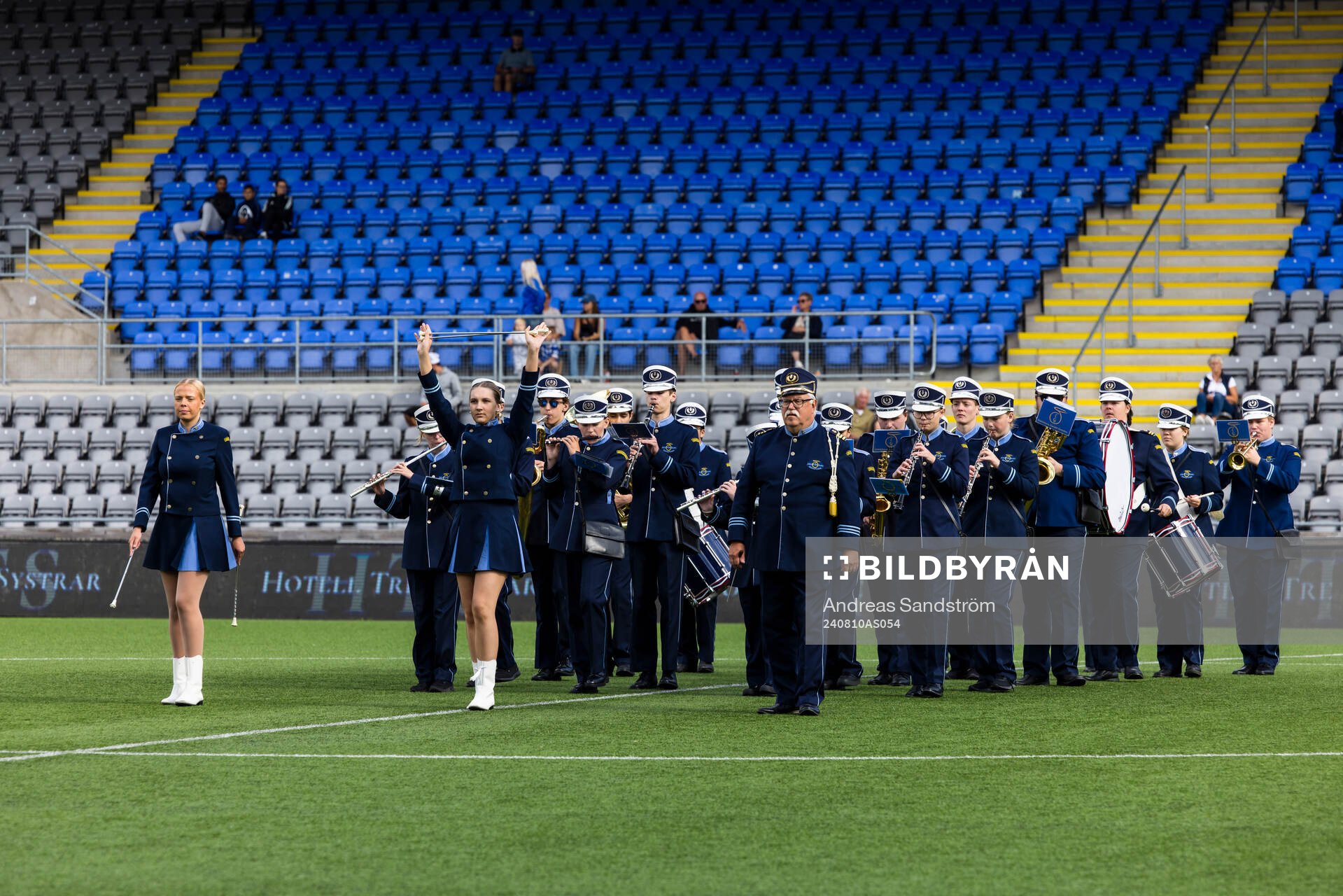 Eskilstuna Gardet spelar inför fotbollsmatchen i Division 2 Södra Svealand mellan IFK Eskilstuna och Sleipner den 10 augusti 2024 i Eskilstuna .