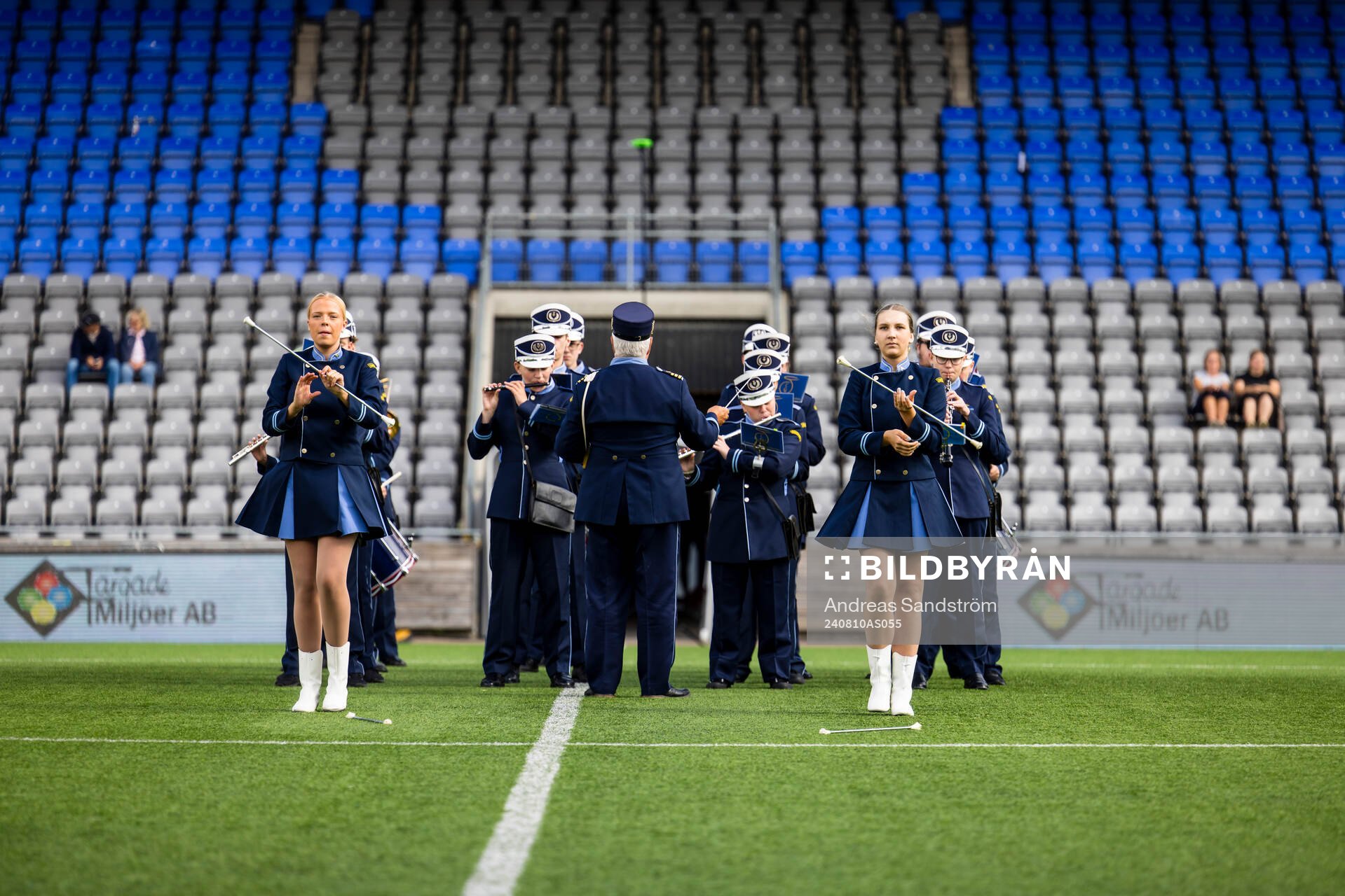 Eskilstuna Gardet spelar inför fotbollsmatchen i Division 2 Södra Svealand mellan IFK Eskilstuna och Sleipner den 10 augusti 2024 i Eskilstuna .