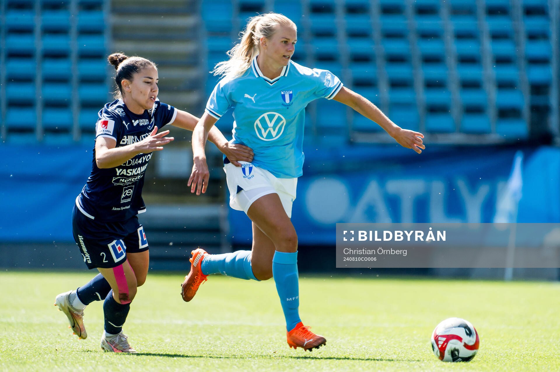IFK Kalmars Hanna Boubezari och Malmö FFs Nellie Lilja under fotbollsmatchen i Elitettan mellan Malmö FF och IFK Kalmar den 10 augusti 2024 i Malmö.