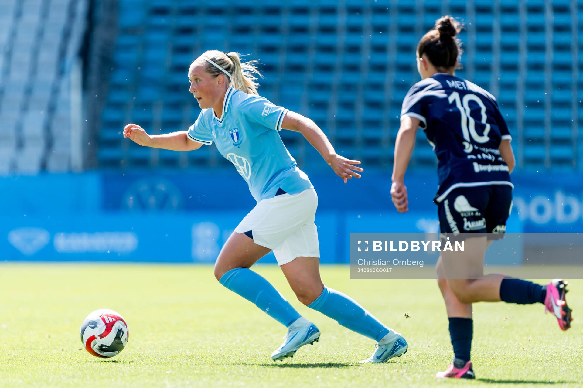 Malmö FFs Petronella Winblad och IFK Kalmars Valentina Metaj under fotbollsmatchen i Elitettan mellan Malmö FF och IFK Kalmar den 10 augusti 2024 i Malmö. 