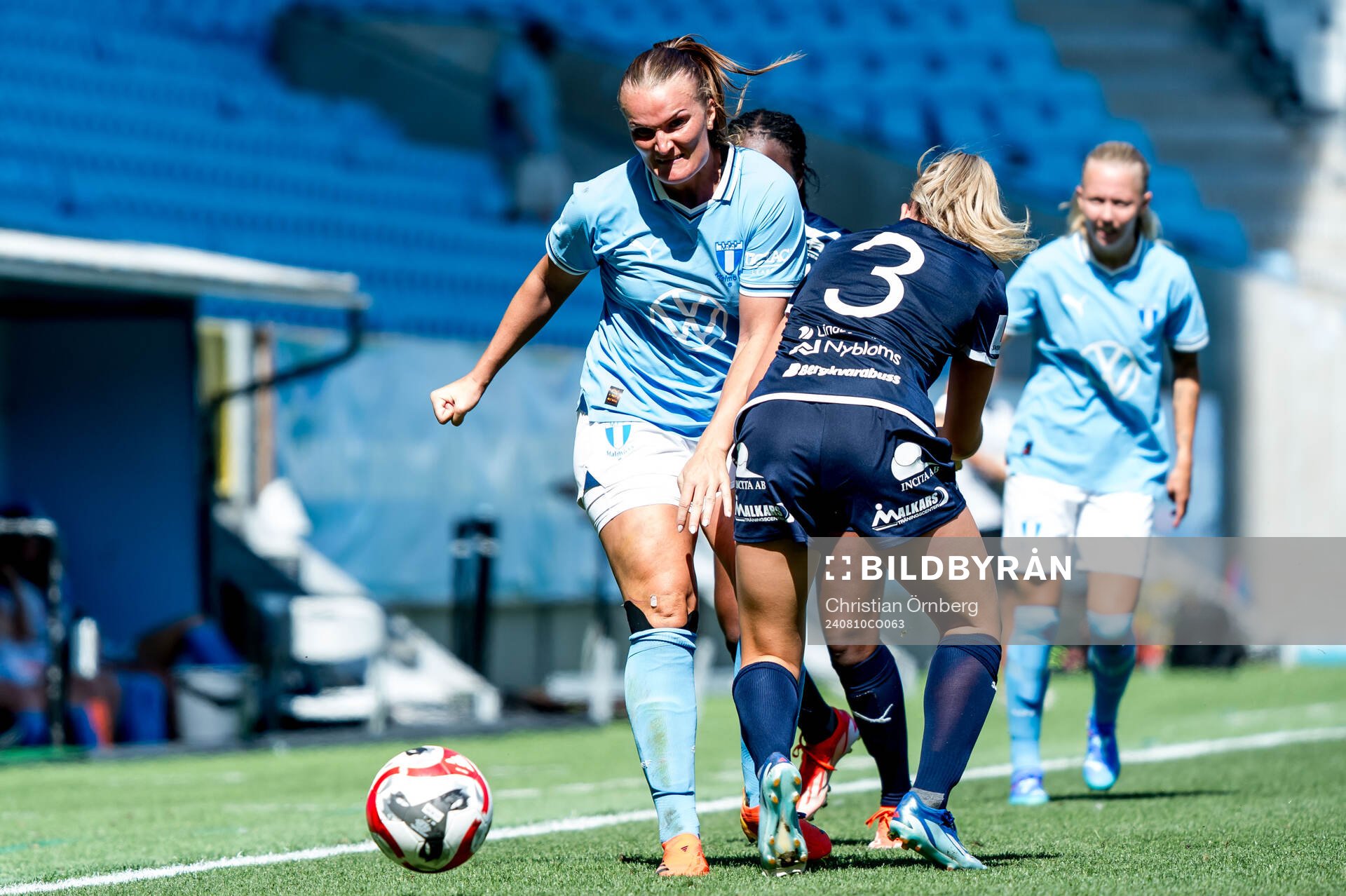 Malmö FFs Lovisa Gustafsson och IFK Kalmars Elvira Hammarbäck under fotbollsmatchen i Elitettan mellan Malmö FF och IFK Kalmar den 10 augusti 2024 i Malmö. 