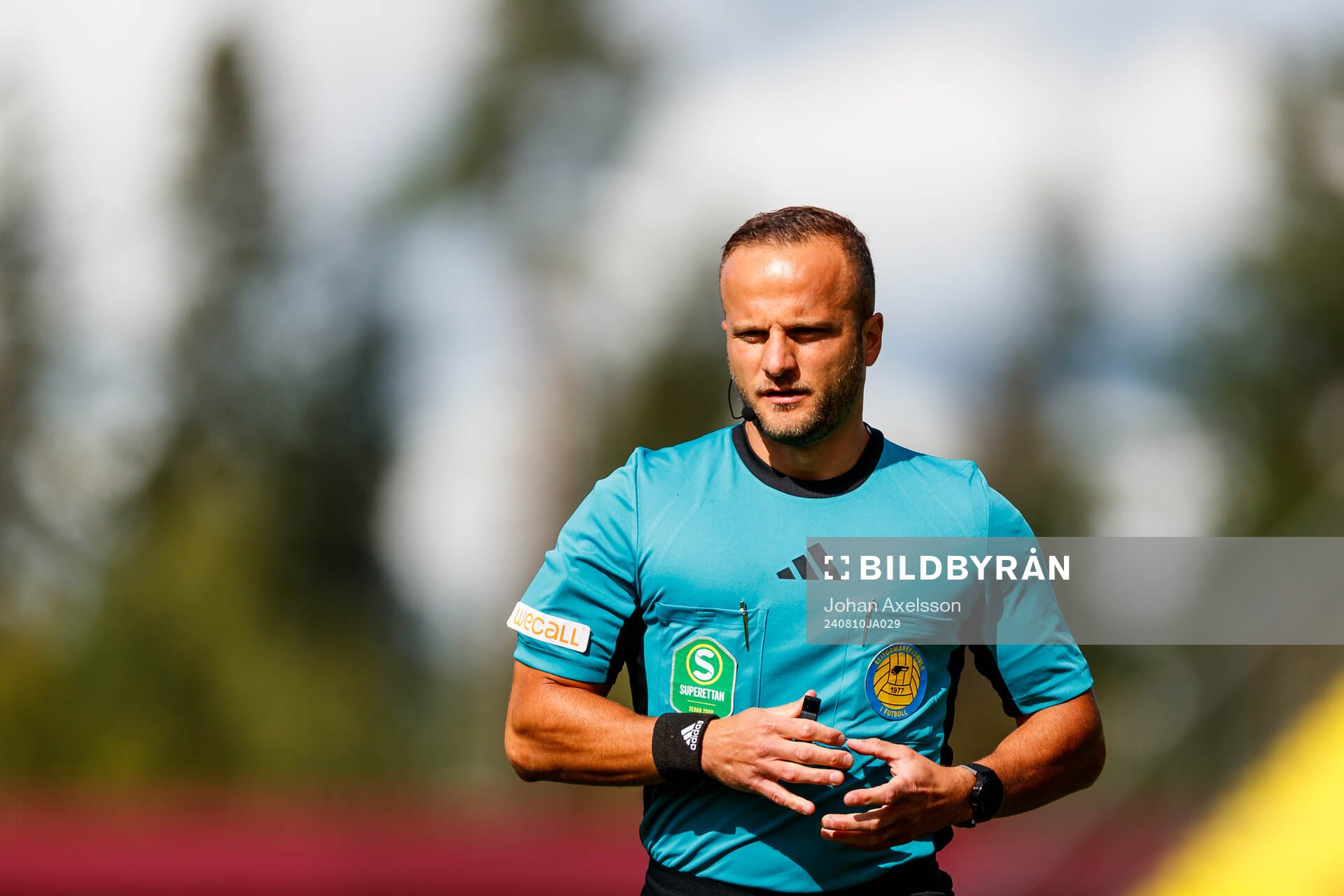 Domare Rinon Hasani under fotbollsmatchen i Superettan mellan Östersund och Öster den 10 augusti 2024 i Östersund. 
