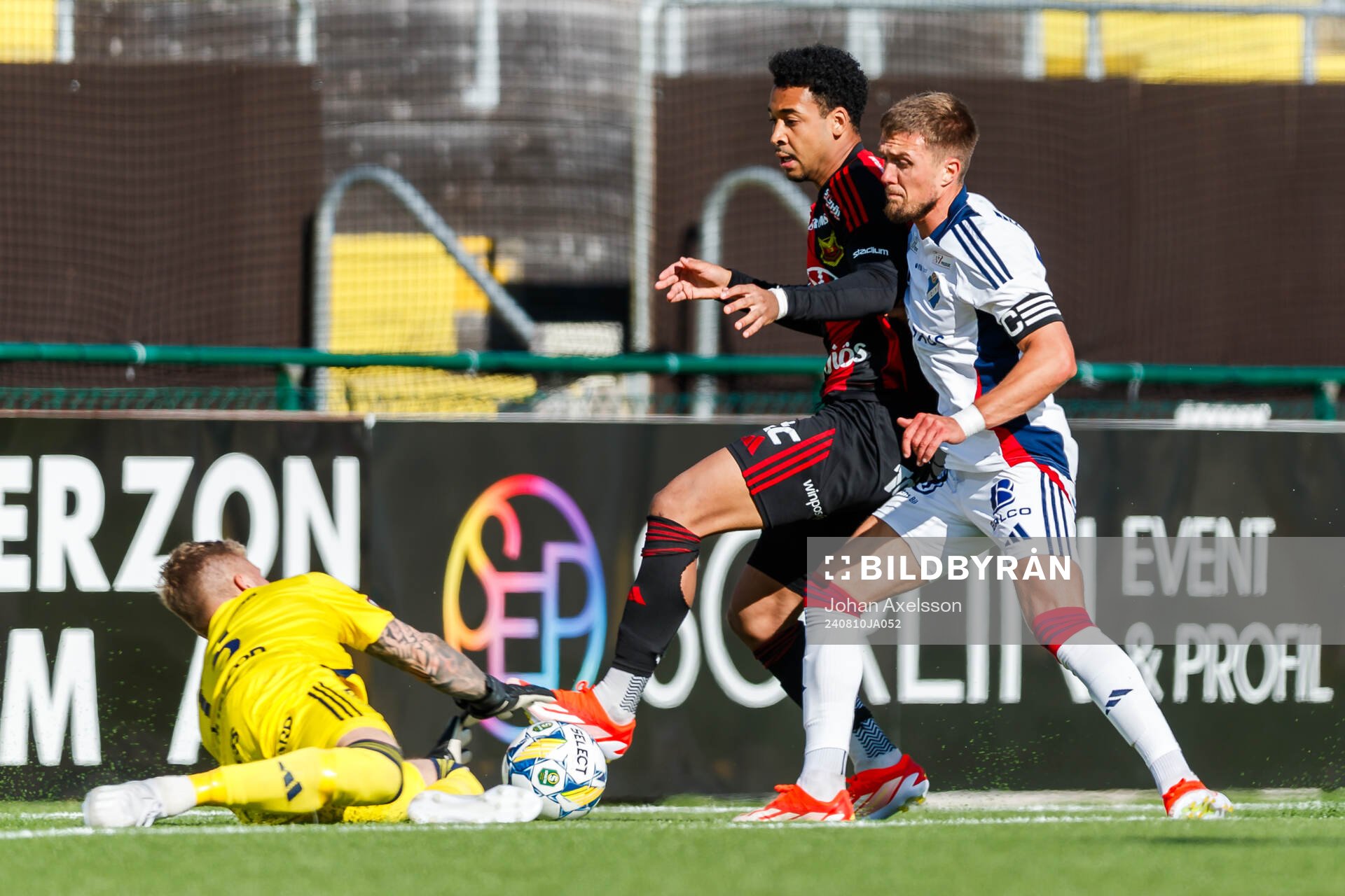 Östersunds Arquimides Ordonez samt Östers Ivan Kricak och